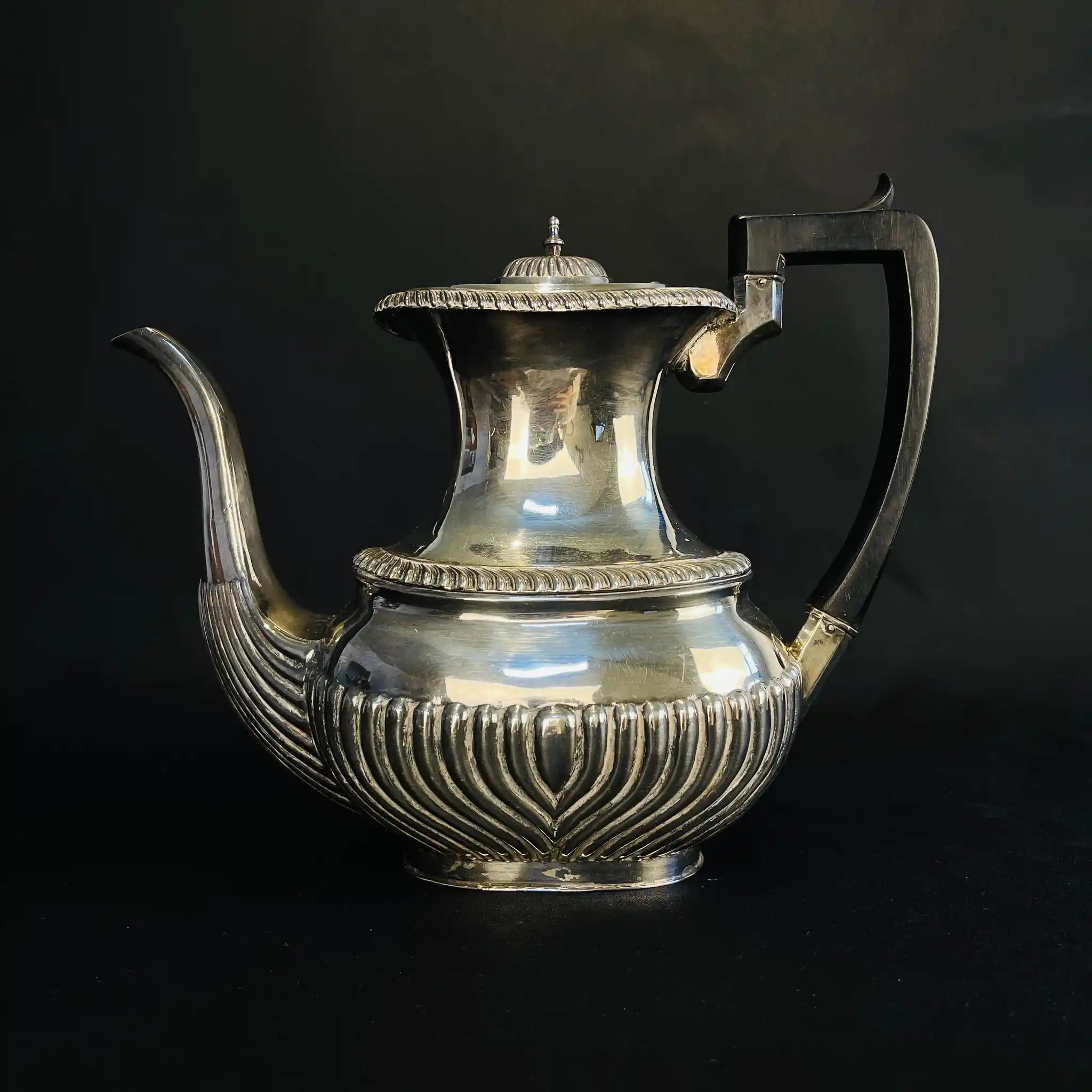 【アンティーク】 シュガーポット＆クリーナー / Elkington（エルキントン） / ガドルーン装飾 / シルバーメッキ黒檀材 / イギリス / （ツインハンドル）、コーヒーポット＆ティーポット（黒檀ハンドル）