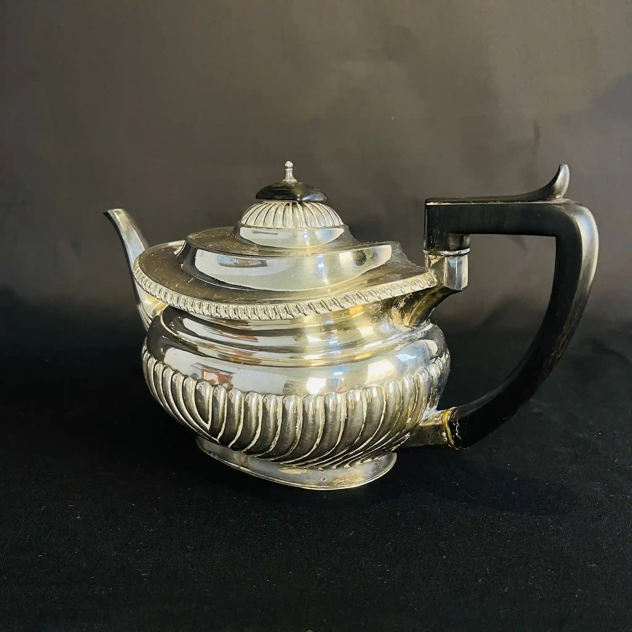 【アンティーク】 シュガーポット＆クリーナー / Elkington（エルキントン） / ガドルーン装飾 / シルバーメッキ黒檀材 / イギリス / （ツインハンドル）、コーヒーポット＆ティーポット（黒檀ハンドル）