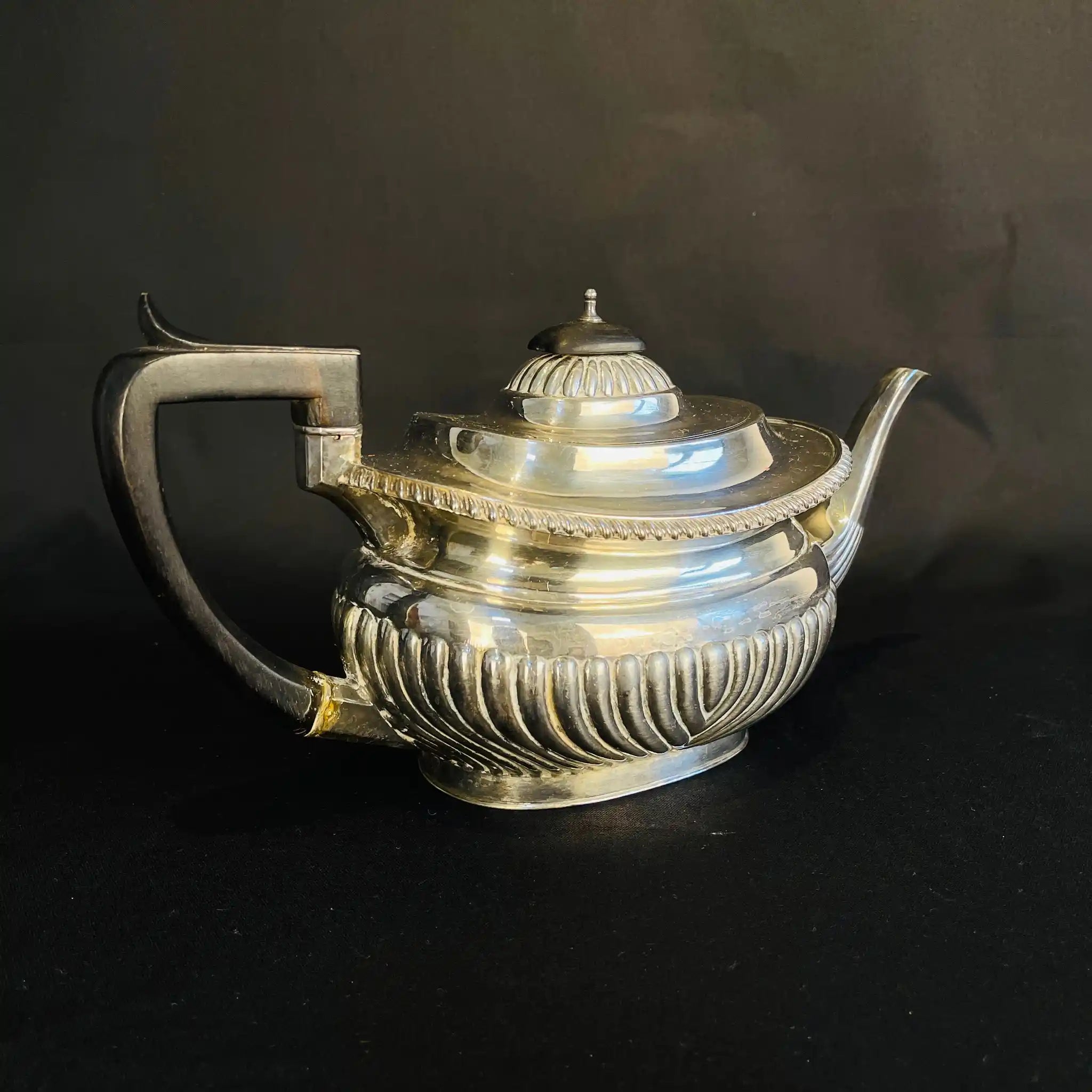 【アンティーク】 シュガーポット＆クリーナー / Elkington（エルキントン） / ガドルーン装飾 / シルバーメッキ黒檀材 / イギリス / （ツインハンドル）、コーヒーポット＆ティーポット（黒檀ハンドル）