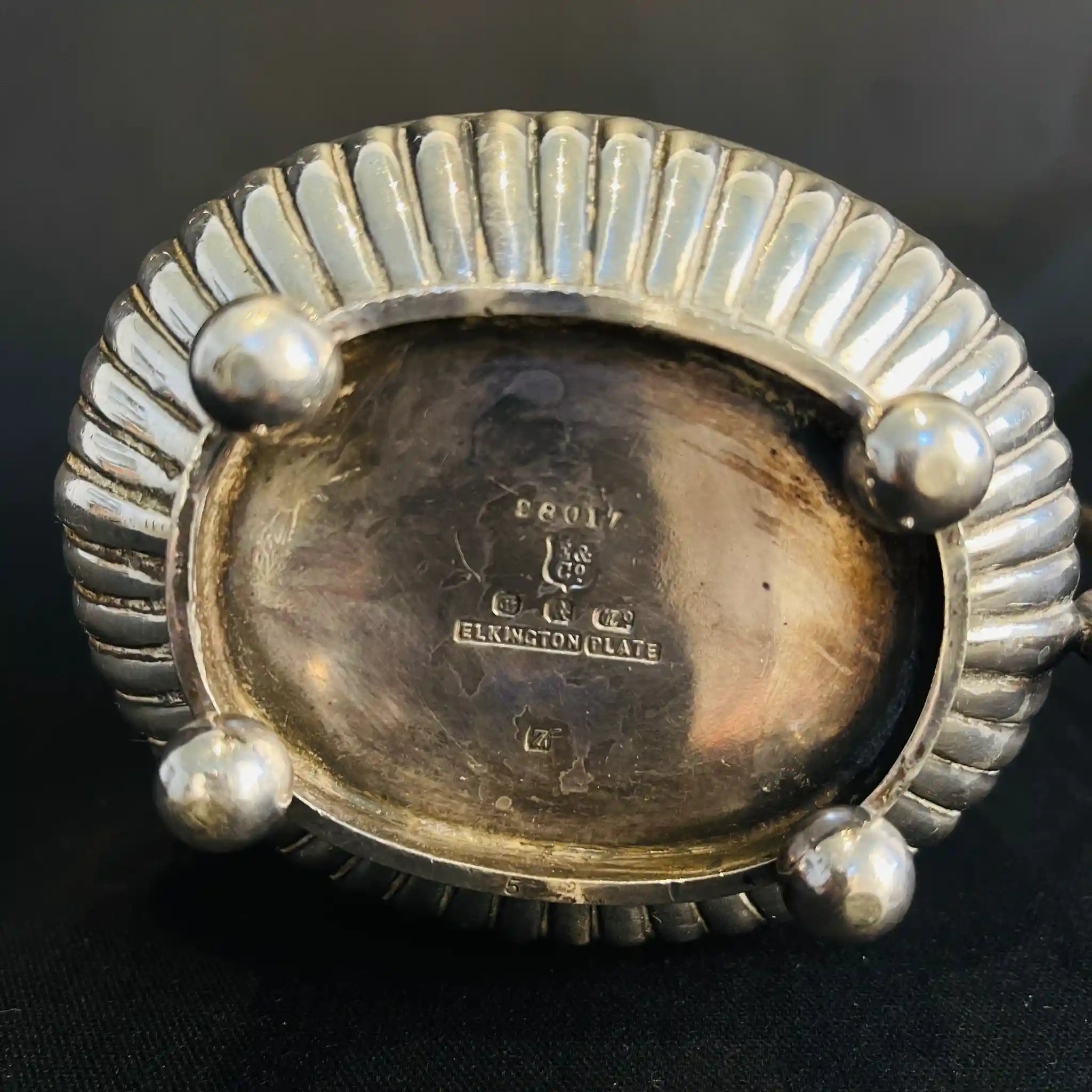 【アンティーク】 シュガーポット＆クリーナー / Elkington（エルキントン） / ガドルーン装飾 / シルバーメッキ黒檀材 / イギリス / （ツインハンドル）、コーヒーポット＆ティーポット（黒檀ハンドル）