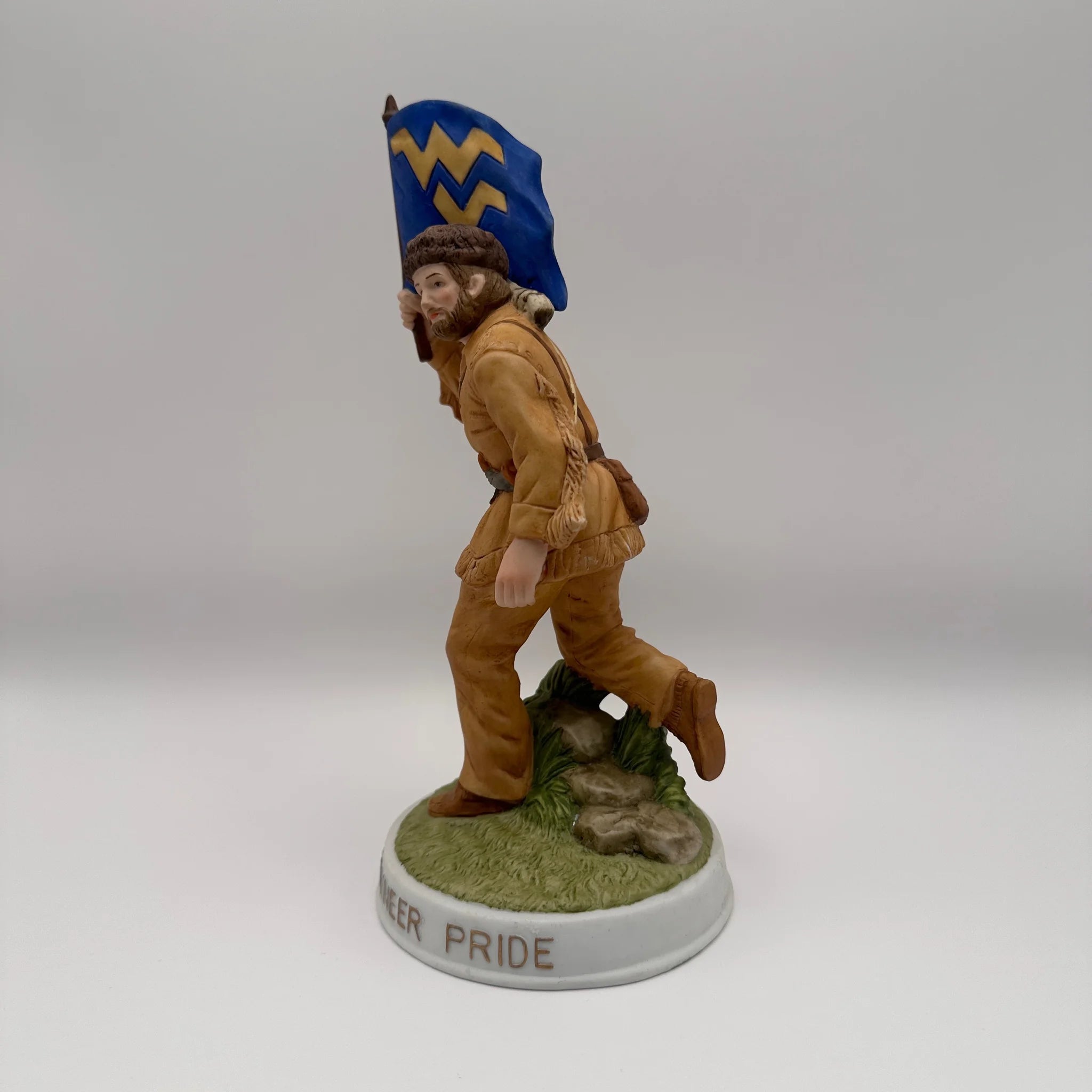 【リユース】 フィギュリン(陶磁器人形) / ザ・マウンテニア (The Mountaineer) / 1934年以降 / アメリカ / ウェストバージニア大学