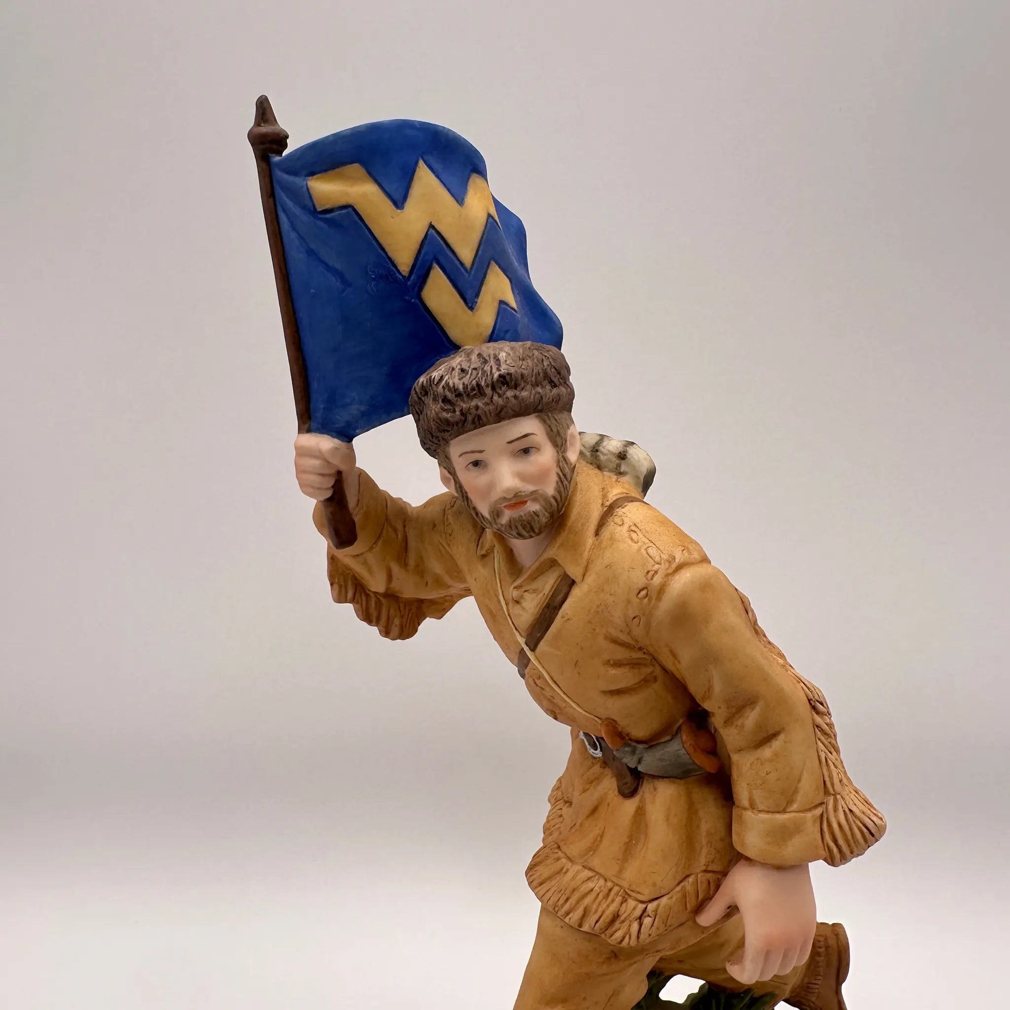 【リユース】 フィギュリン(陶磁器人形) / ザ・マウンテニア (The Mountaineer) / 1934年以降 / アメリカ / ウェストバージニア大学