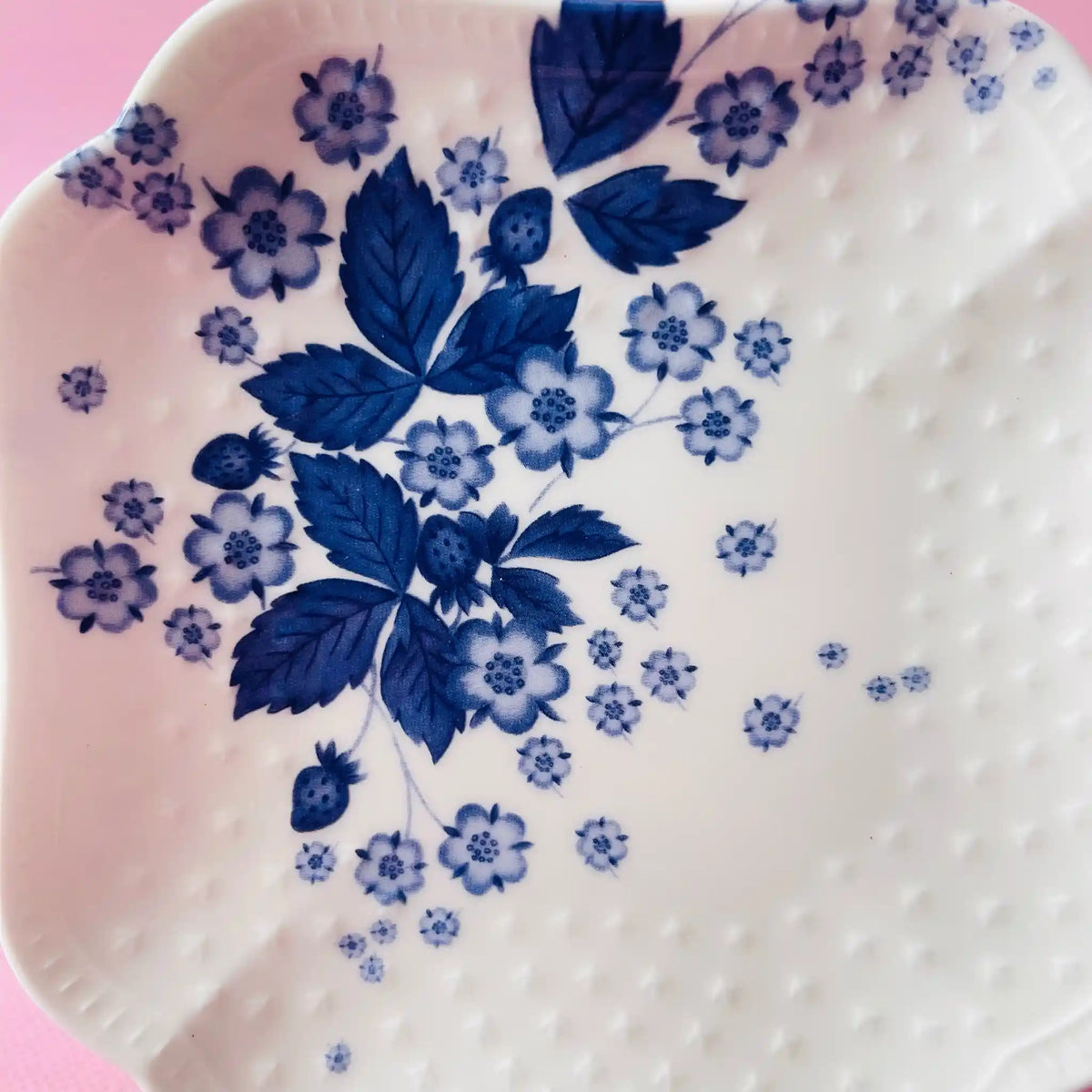 Wedgwood(ウェッジウッド) / プレート(皿) / ストロベリーブルーム / Fine Bone China / 未使用品,箱あり,スクエアプレート,角皿,食洗機対応 / [リユース]