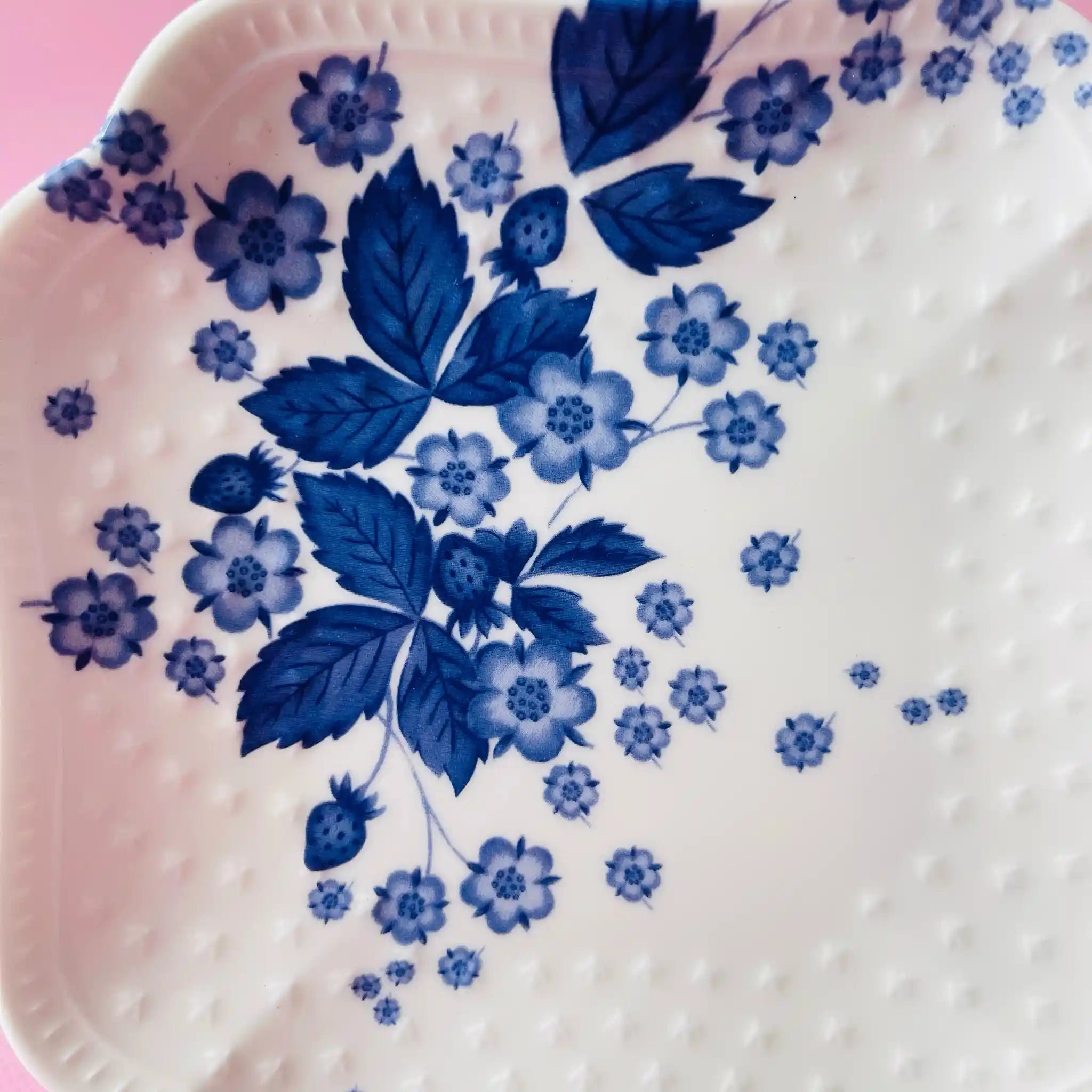 【リユース】 プレート(皿) / WEDGEWOOD(ウェッジウッド) / ストロベリーブルーム / Fine Bone China / 未使用品 箱あり