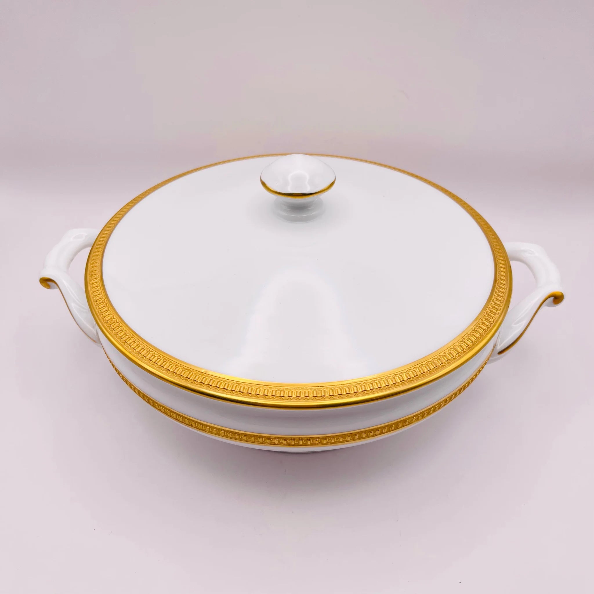 【リユース】 蓋つきポット / 大倉陶園 / 片葉金触 / 1920年頃 / 白磁 / 日本 / 金彩装飾・エンボス装飾 未使用