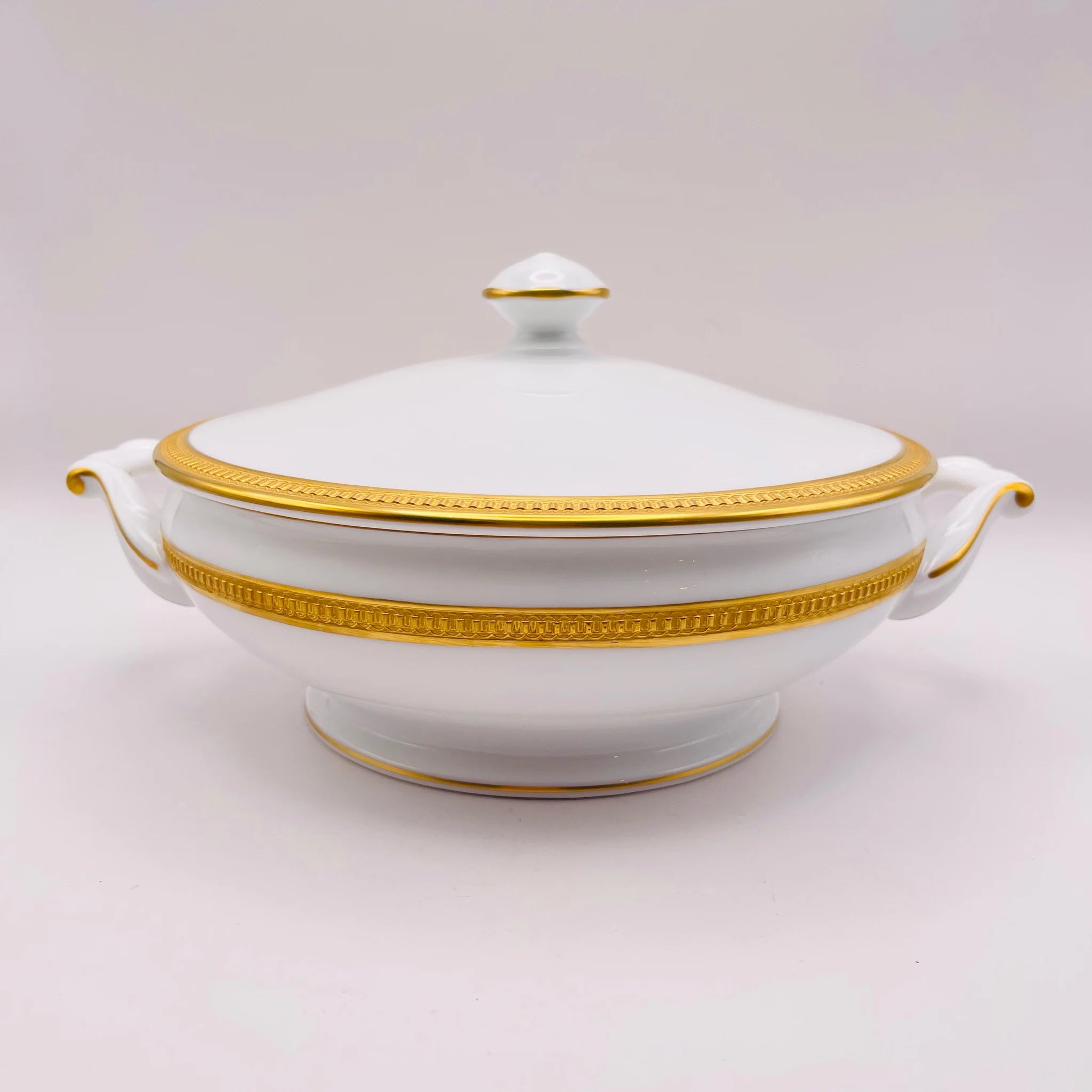 【リユース】 蓋つきポット / 大倉陶園 / 片葉金触 / 1920年頃 / 白磁 / 日本 / 金彩装飾・エンボス装飾 未使用