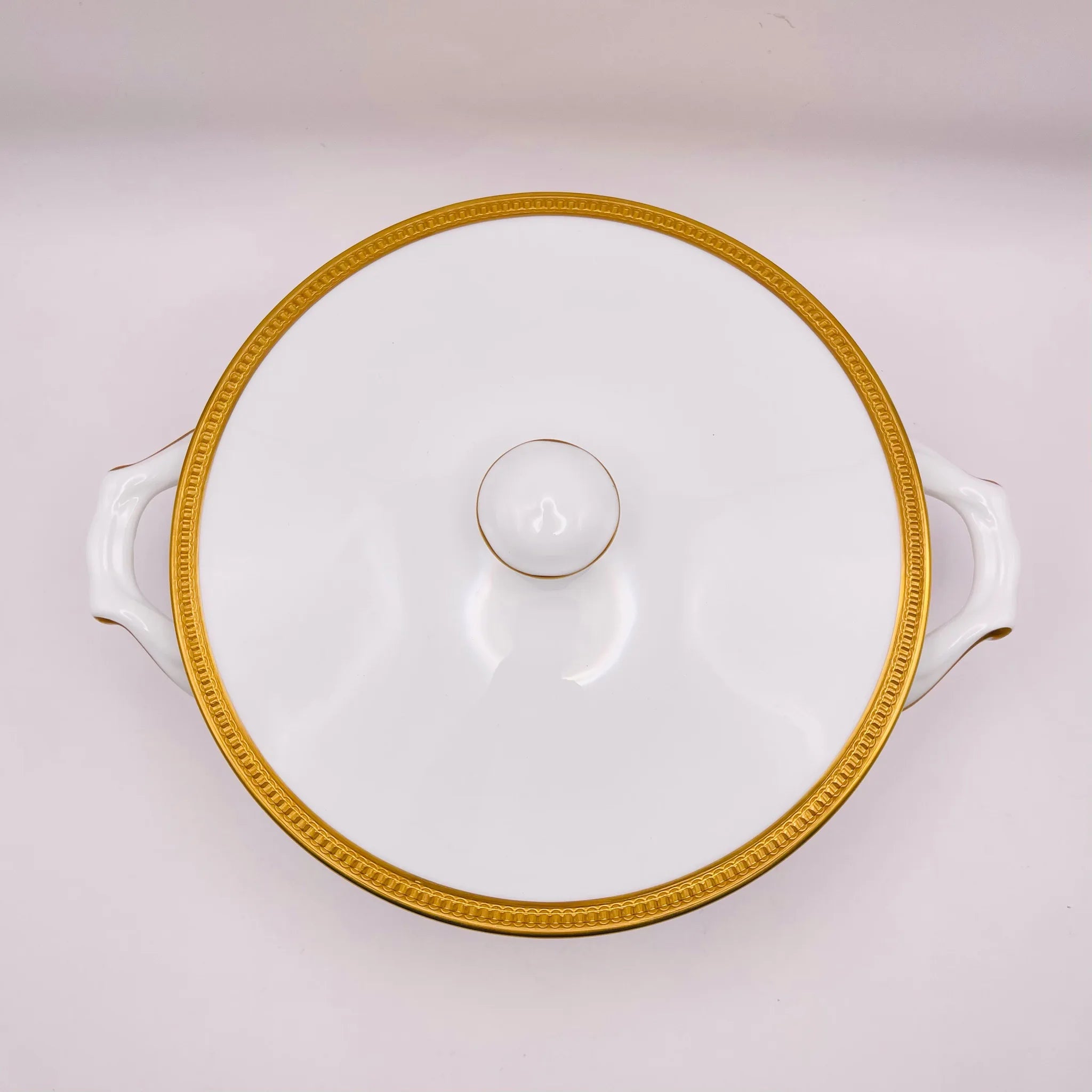 【リユース】 蓋つきポット / 大倉陶園 / 片葉金触 / 1920年頃 / 白磁 / 日本 / 金彩装飾・エンボス装飾 未使用