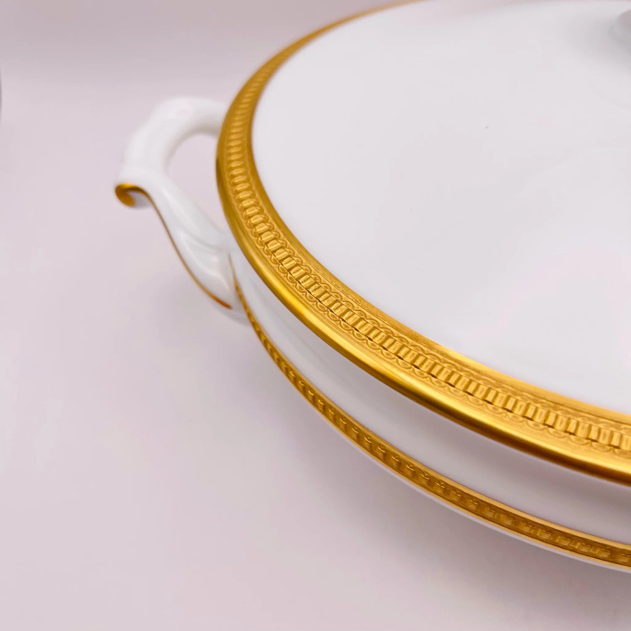 【リユース】 蓋つきポット / 大倉陶園 / 片葉金触 / 1920年頃 / 白磁 / 日本 / 金彩装飾・エンボス装飾 未使用