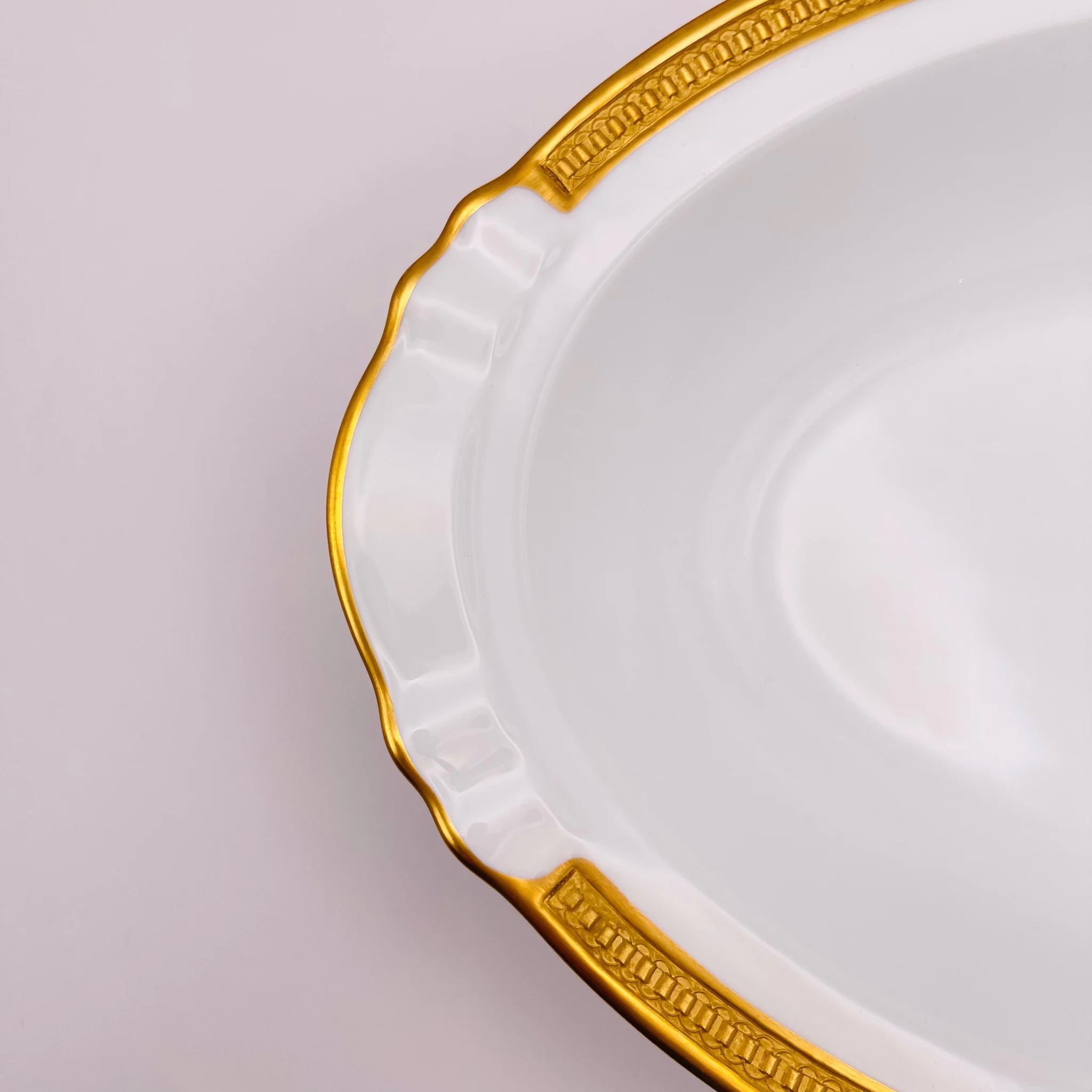 【リユース】 オーバルプレート / 大倉陶園 / 片葉金触 / 1920年頃 / 白磁 / 日本 / 金彩装飾・エンボス装飾 未使用