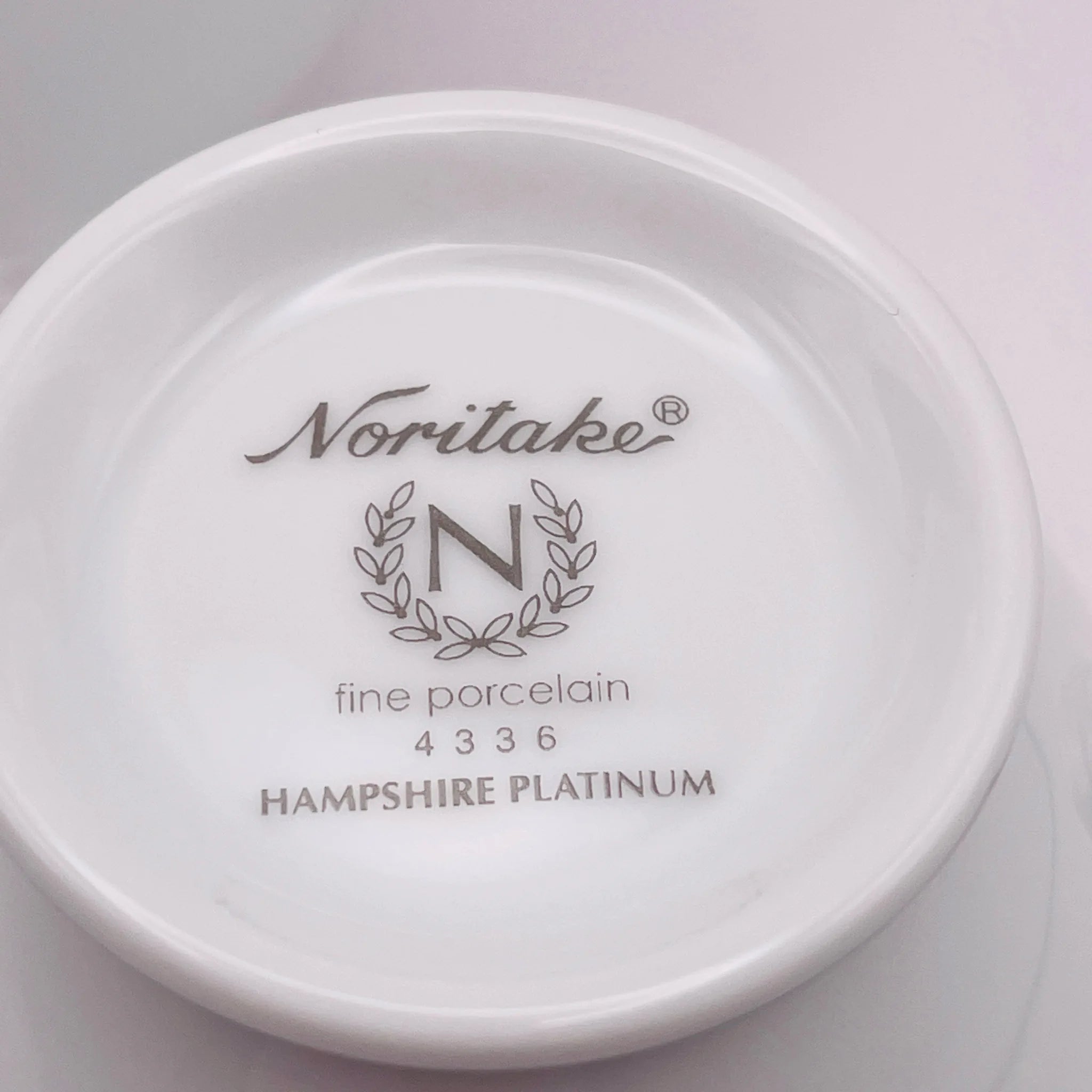【リユース】 ティーカップ＆ソーサーセット / Noritake(ノリタケ) / ハンプシャーゴールド / ファインポーセレン / 未使用,箱あり / 箱付き