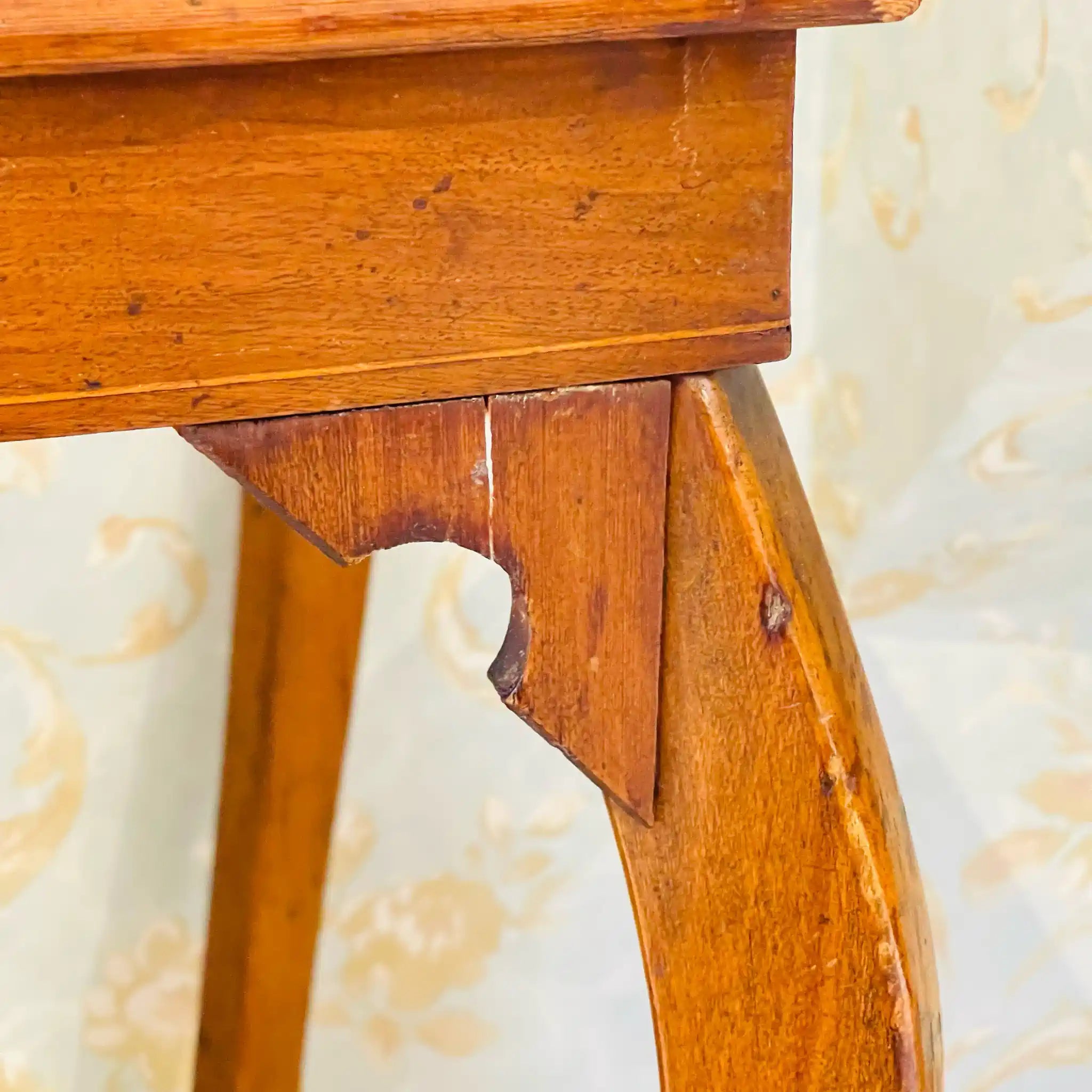 【アンティーク】 アンティーク チェステーブル / ヴィクトリア様式 / 19世紀後半 / ウォールナット材サテンウッド材クルミ材 / イギリス