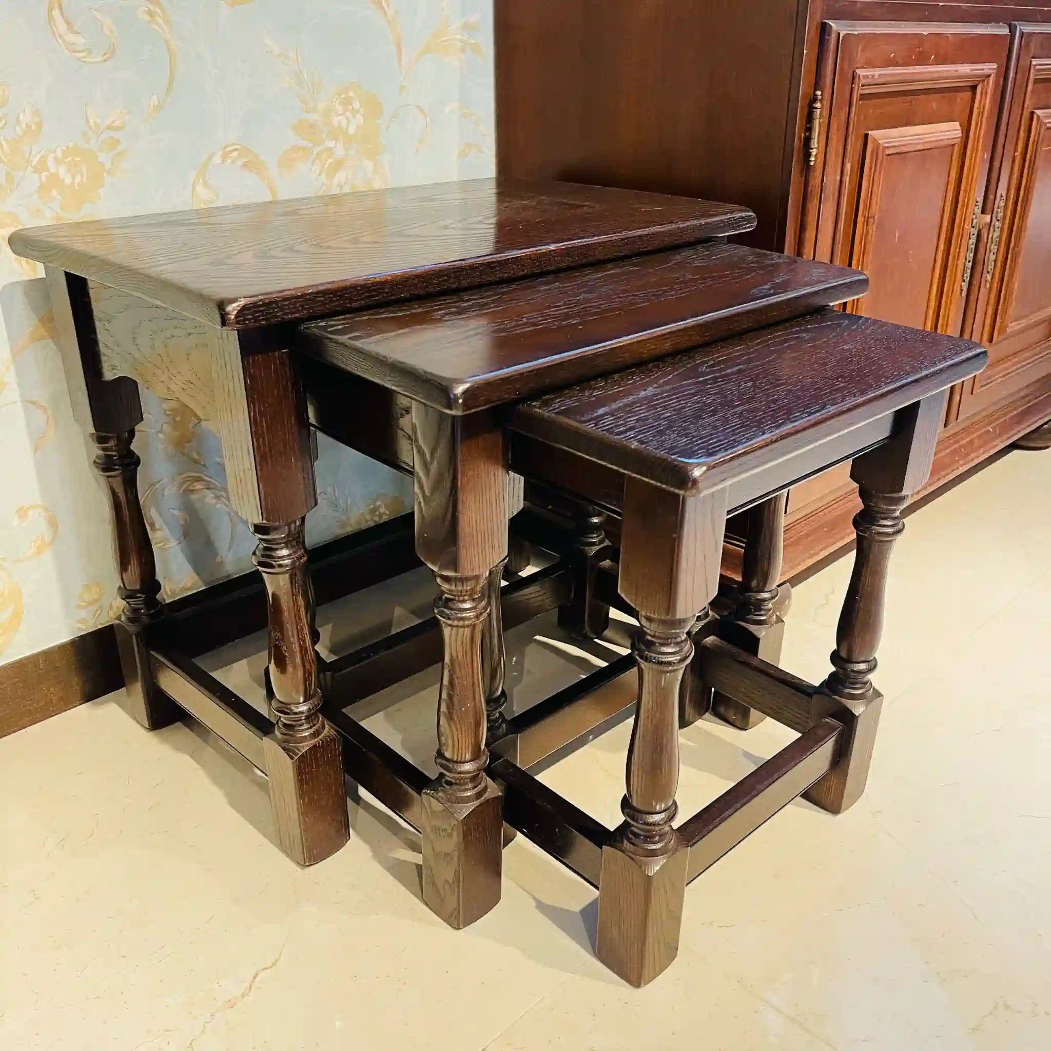 【アンティーク】 アンティークネストテーブル / ターンドレッグ / イギリス