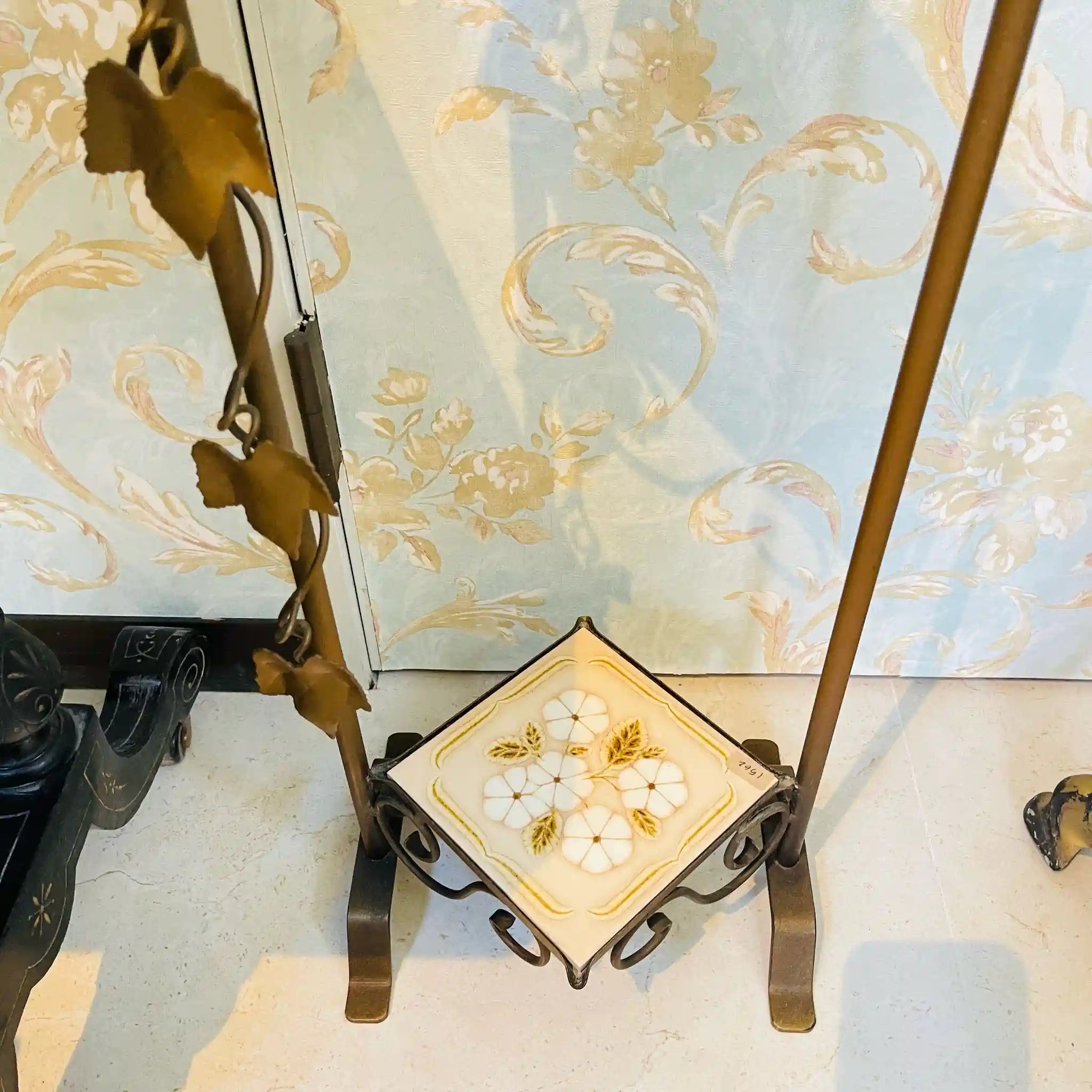 【リユース】 アンティーク調ライト付きシェルフ