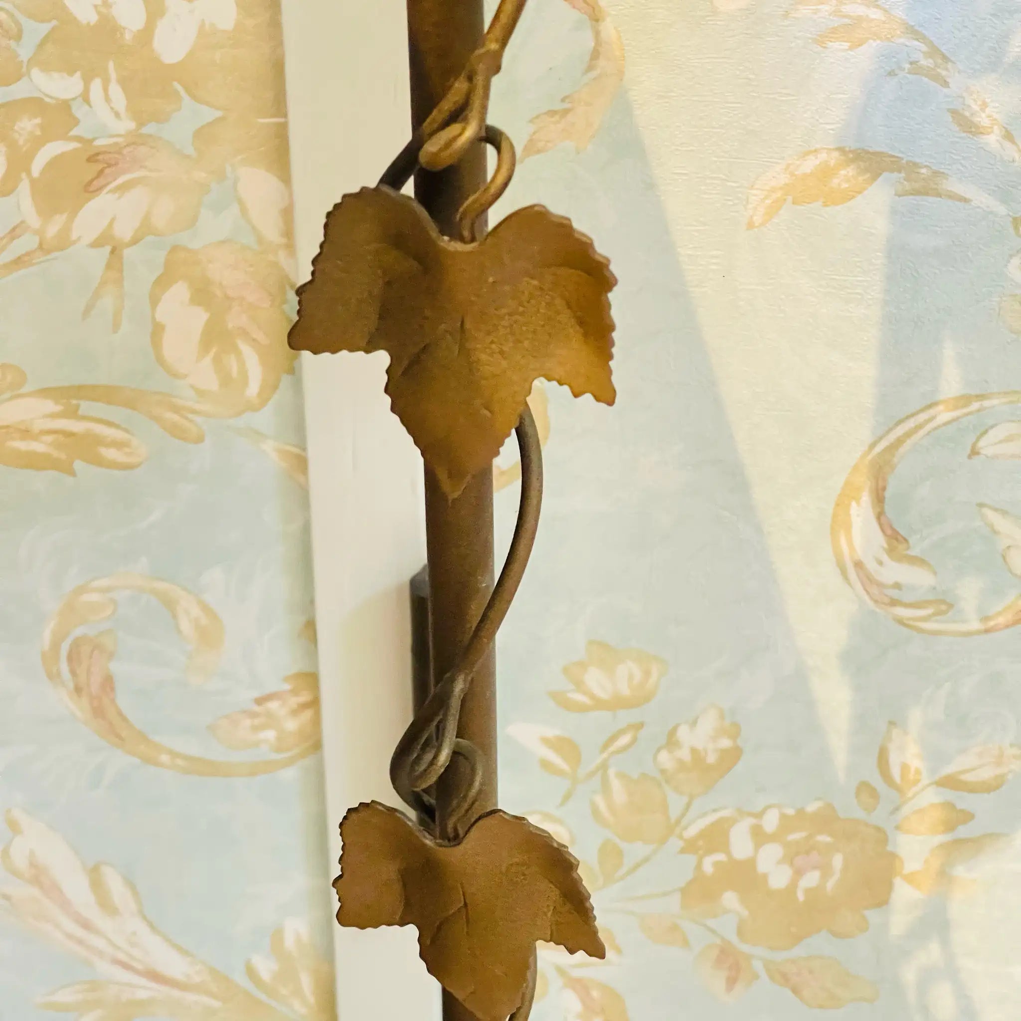 【リユース】 アンティーク調ライト付きシェルフ