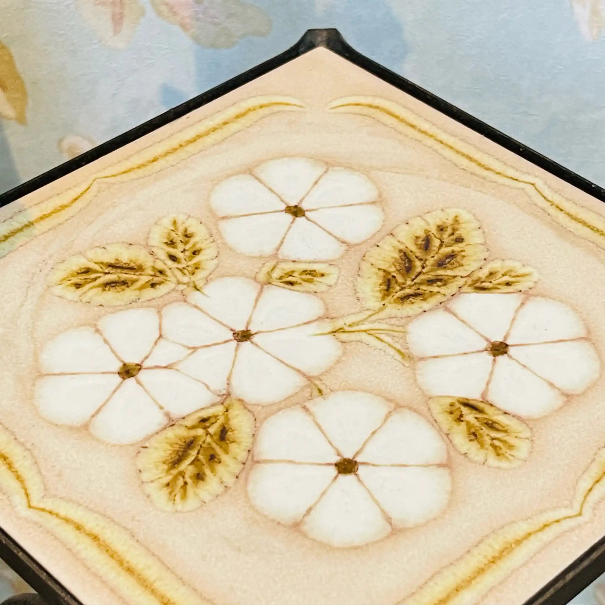 【リユース】 アンティーク調ライト付きシェルフ