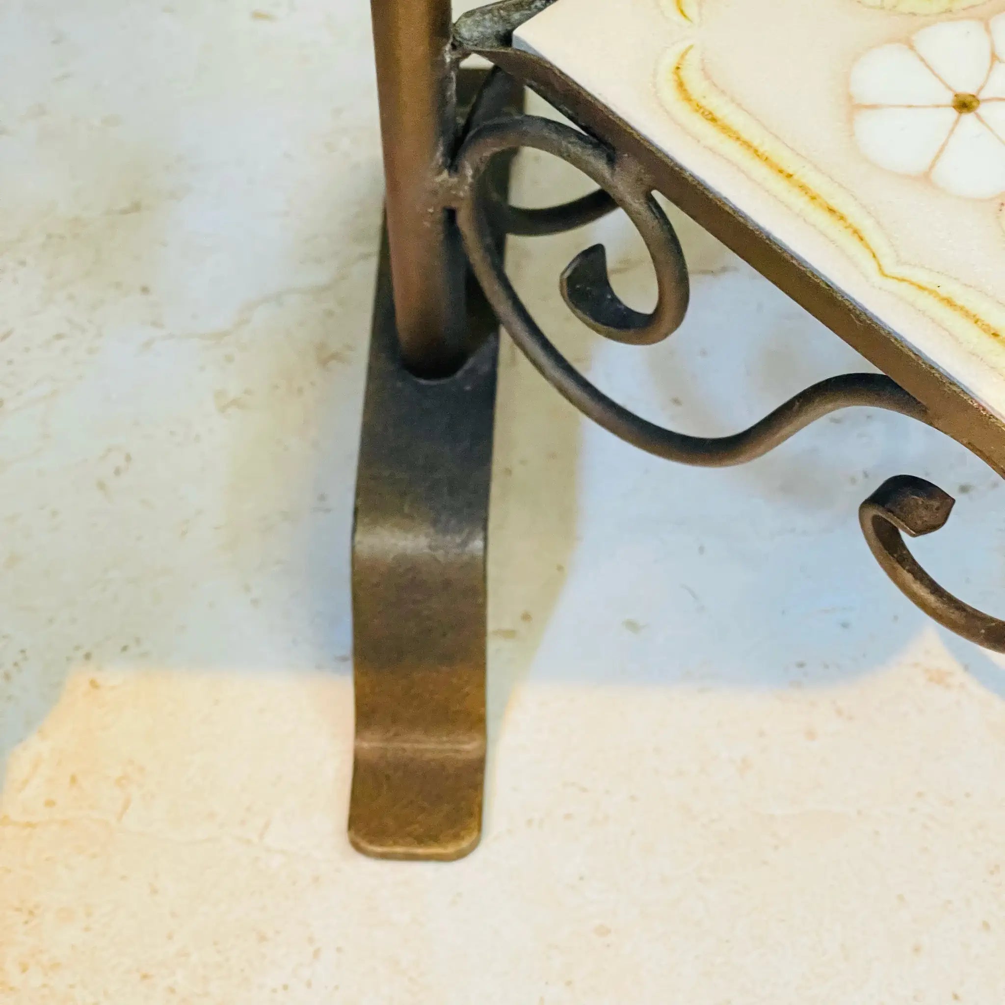 【リユース】 アンティーク調ライト付きシェルフ