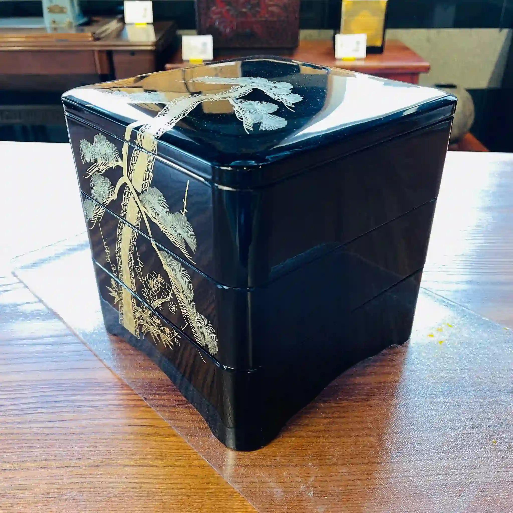 【骨董品】 漆塗り三段重 / 日本 / 木箱あり