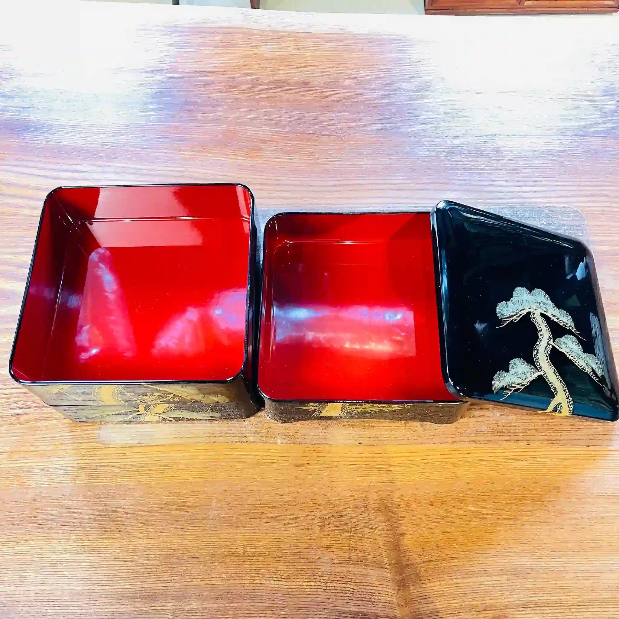 【骨董品】 漆塗り三段重 / 日本 / 木箱あり