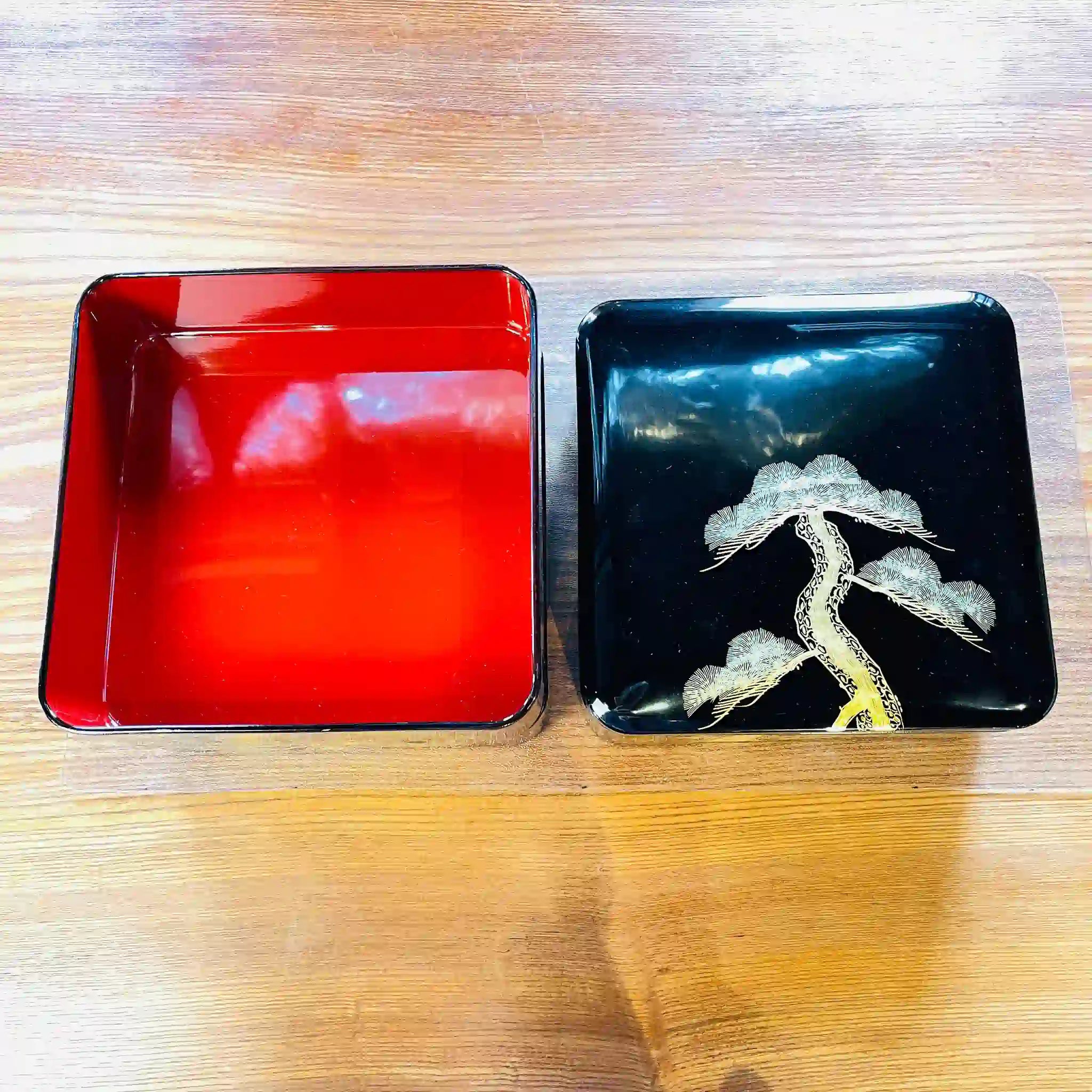 【骨董品】 漆塗り三段重 / 日本 / 木箱あり