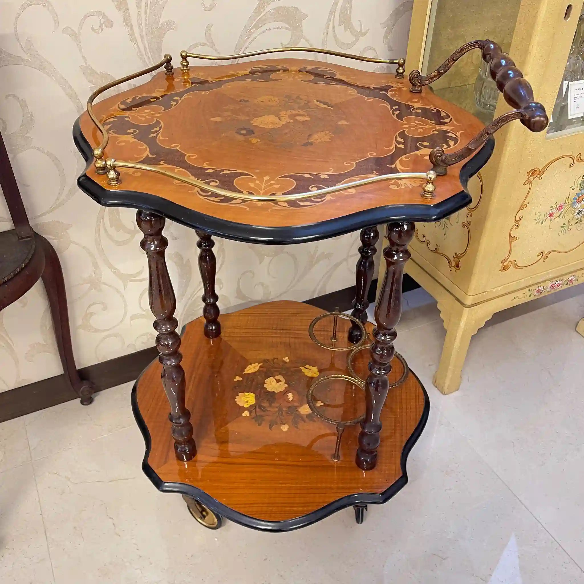 鑲嵌物的復古義大利葡萄酒車