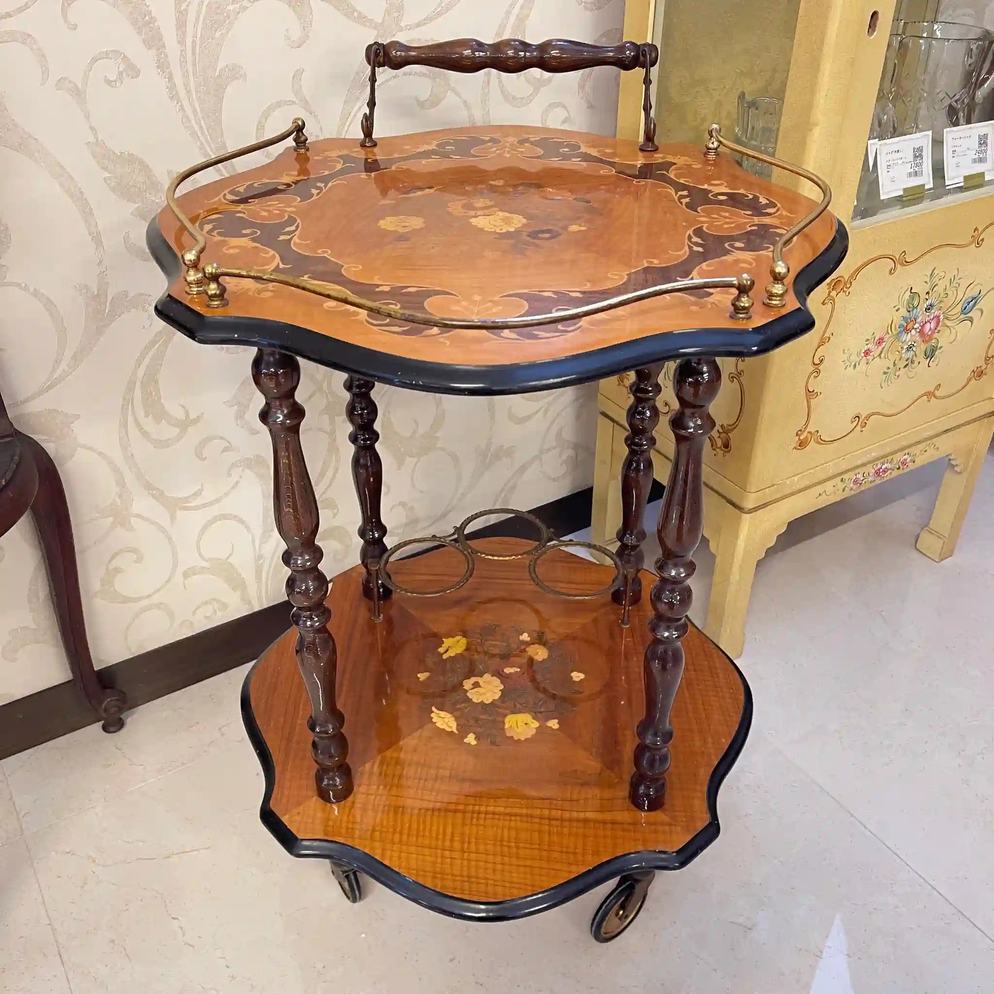 鑲嵌物的復古義大利葡萄酒車