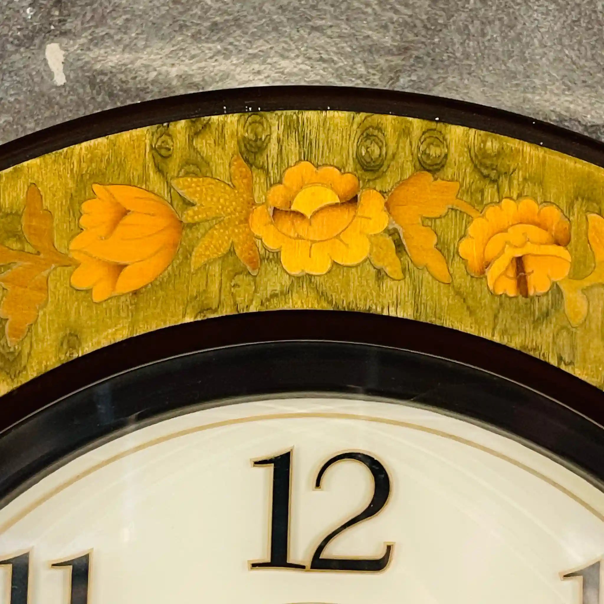 [二手] Rhythm Clock Industry 伊莉莎白二世 掛鐘 4KG935QE 