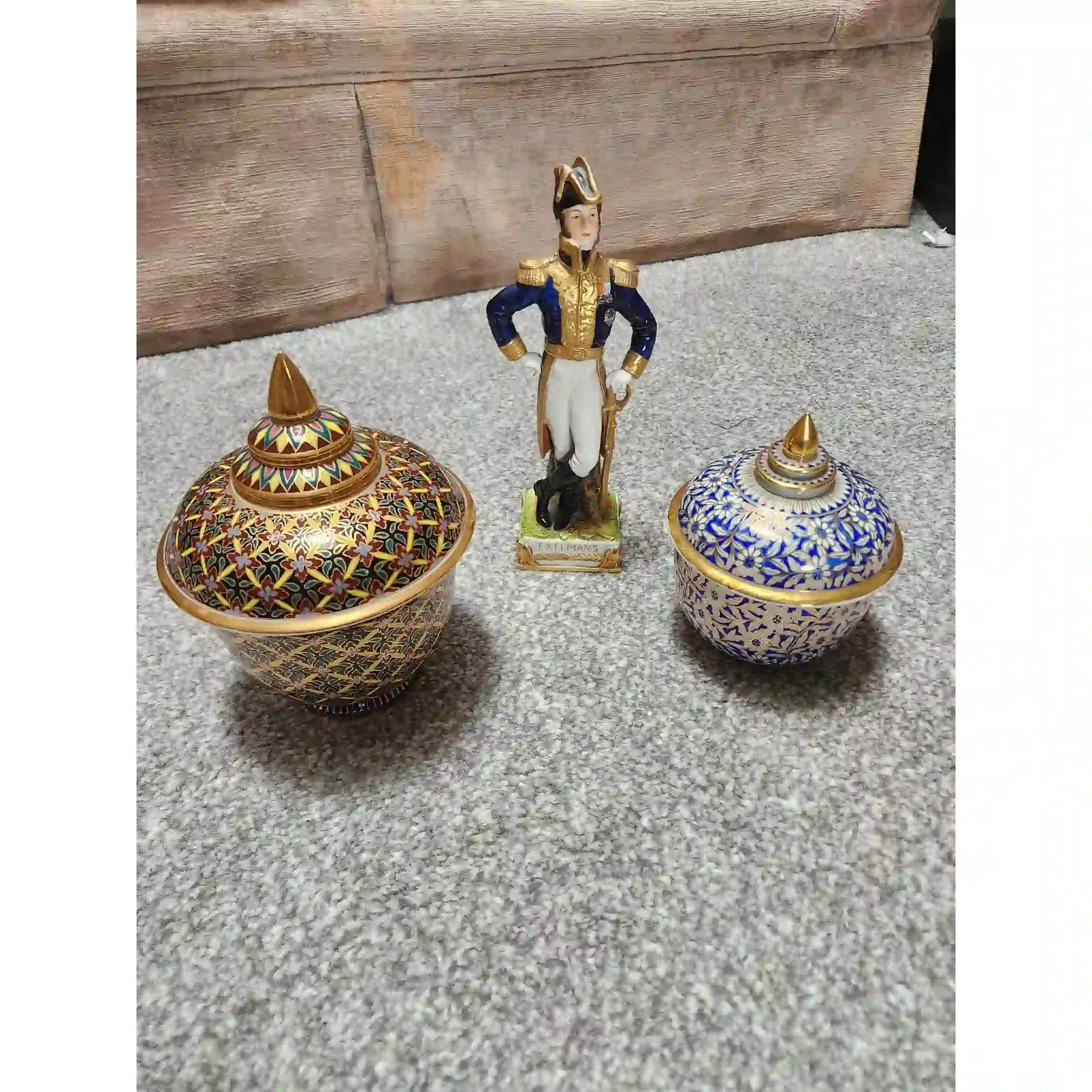 【】 ベンジャロン磁器の茶碗と磁器人形