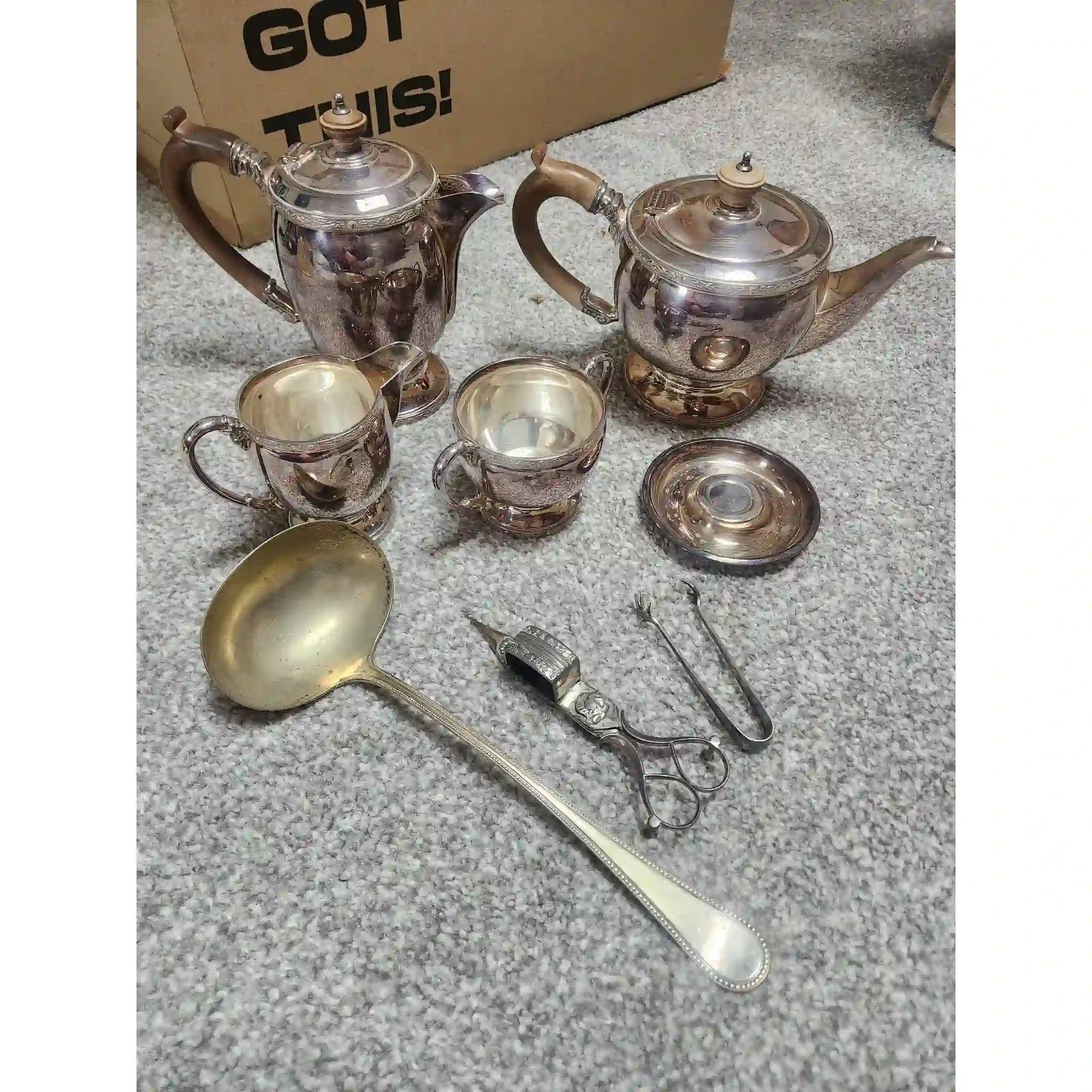 【】 銀メッキされた4点セットの紅茶とコーヒーセット、およびその他の銀メッキ製品