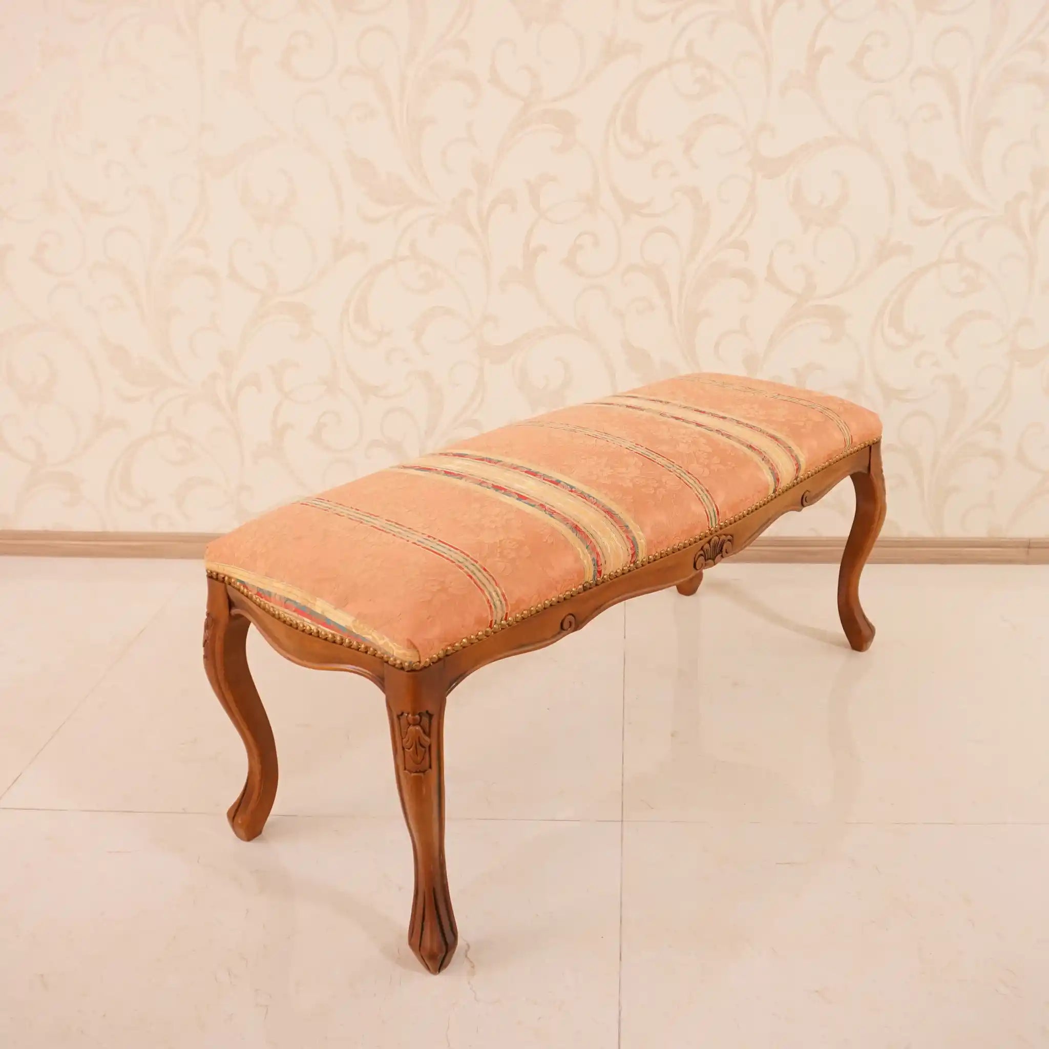 [Antique] Footstool with floral pattern