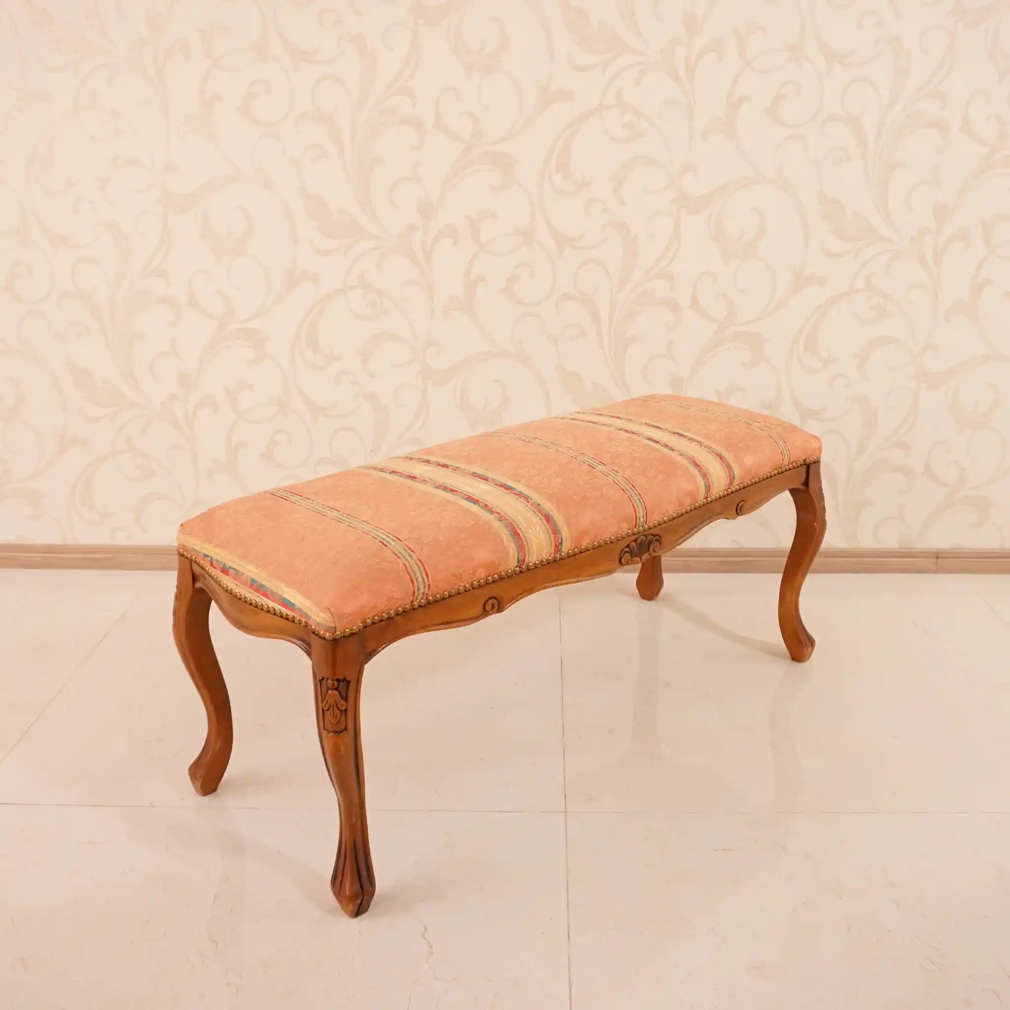 [Antique] Footstool with floral pattern