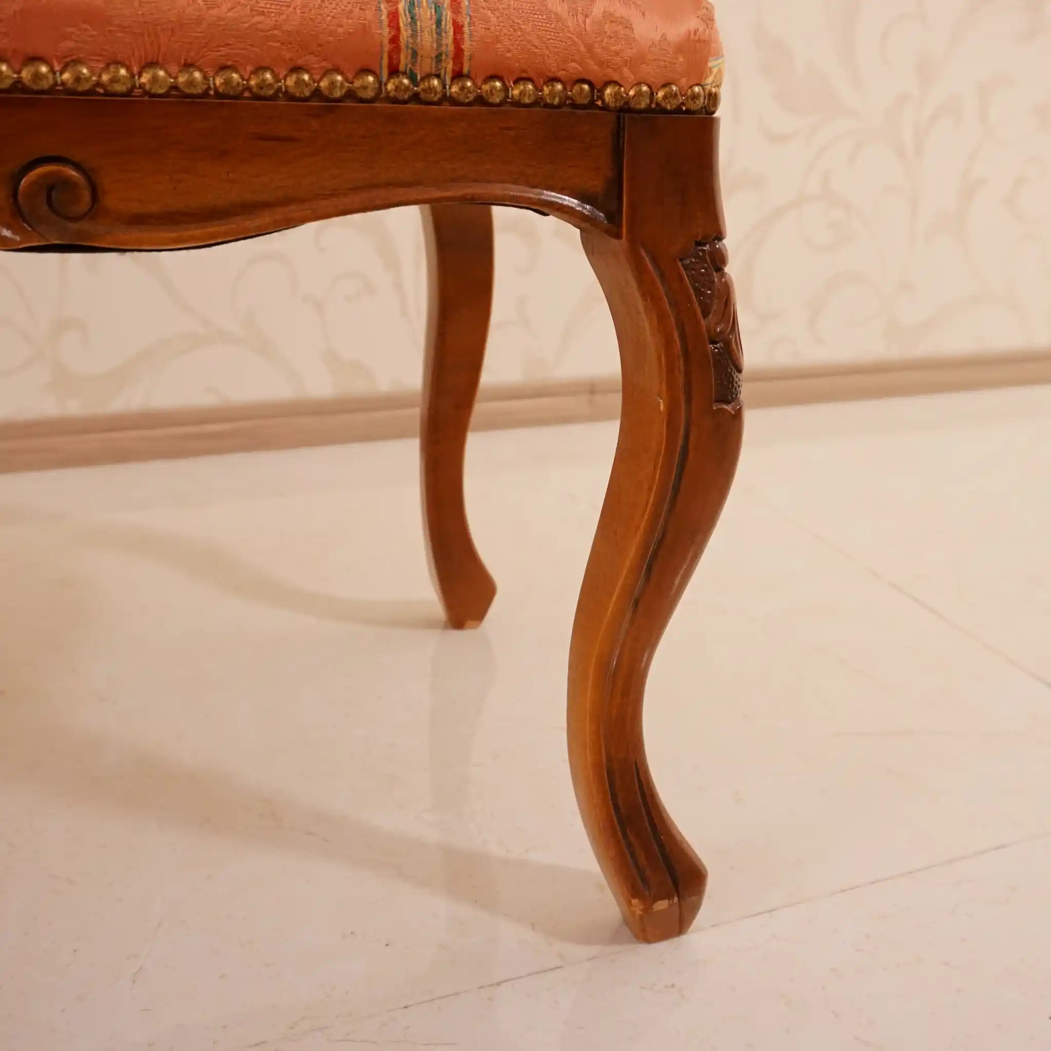 [Antique] Footstool with floral pattern