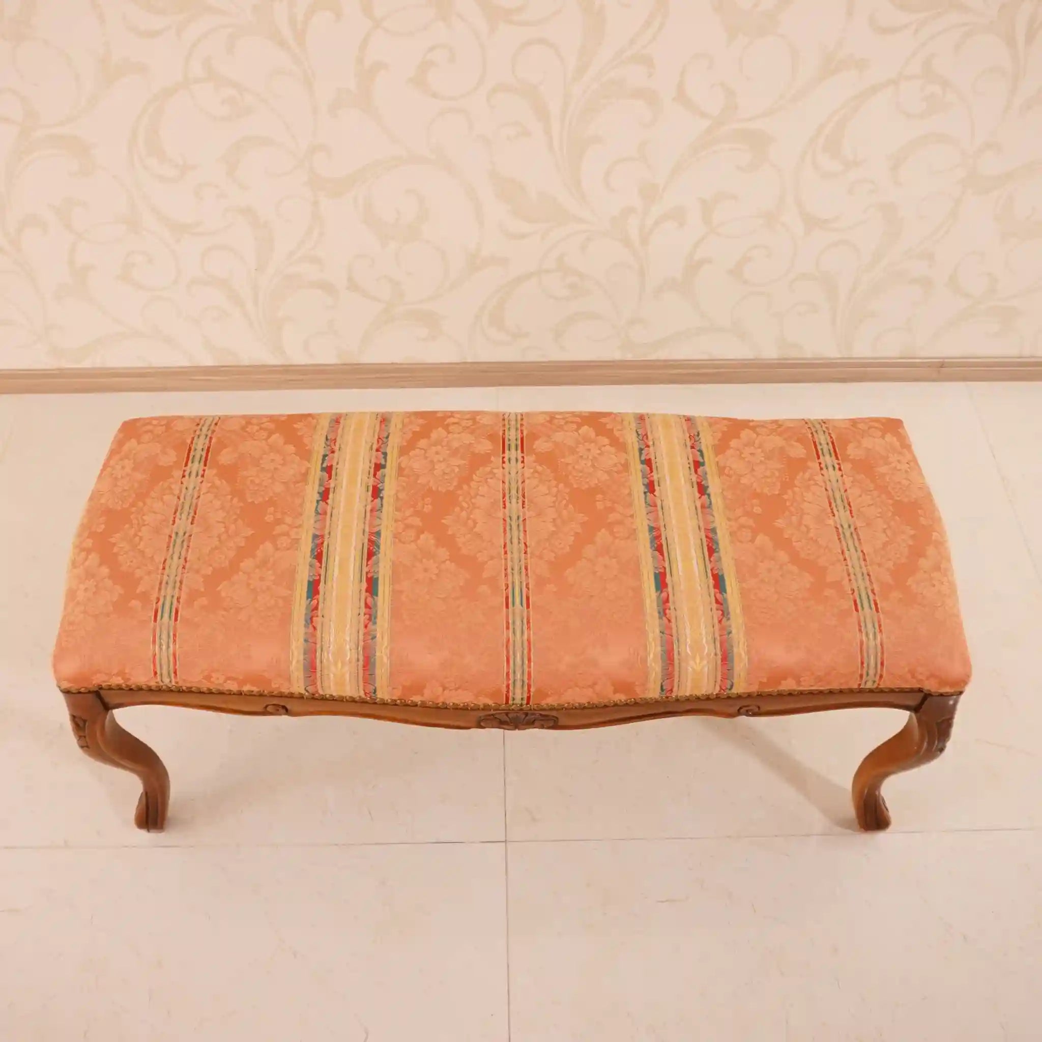 [Antique] Footstool with floral pattern