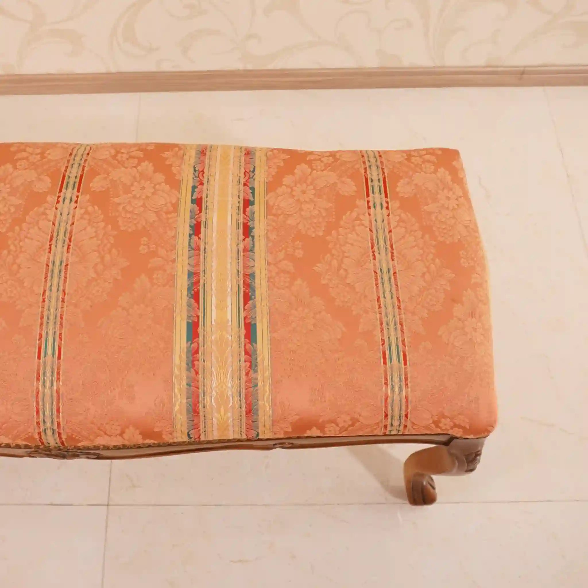 [Antique] Footstool with floral pattern