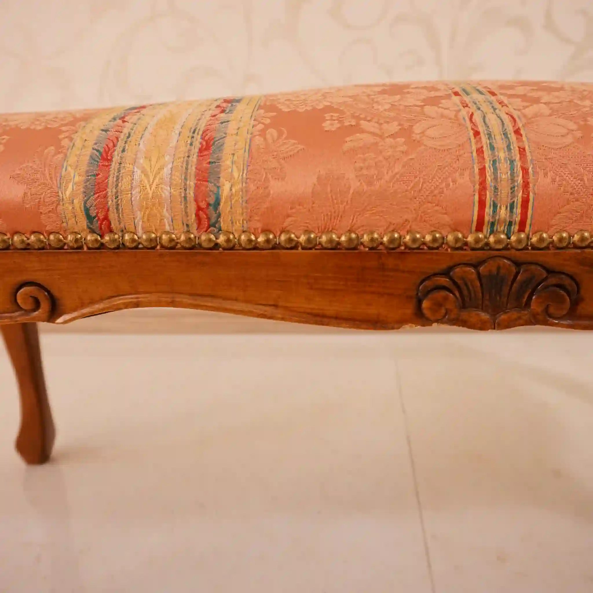 [Antique] Footstool with floral pattern