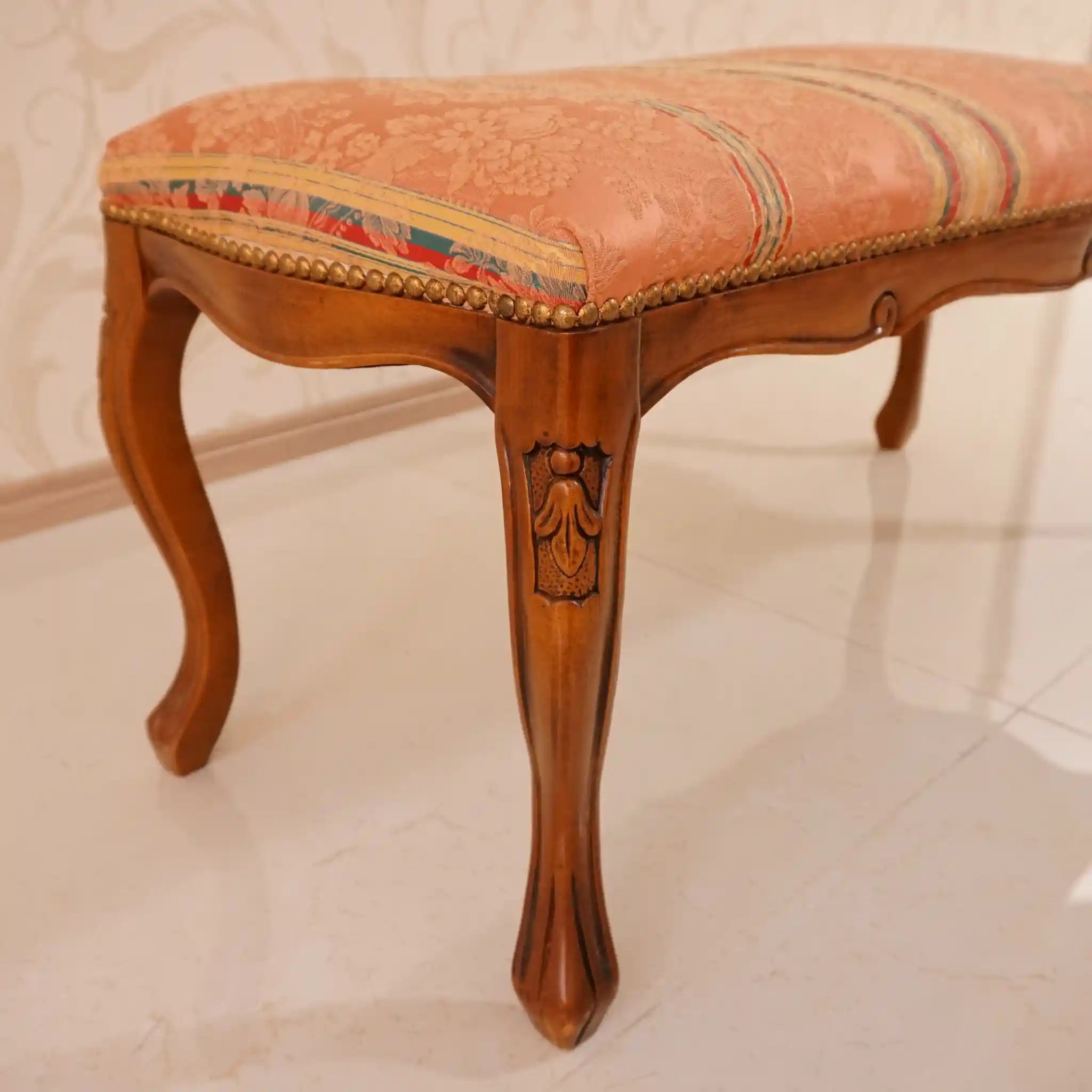 [Antique] Footstool with floral pattern