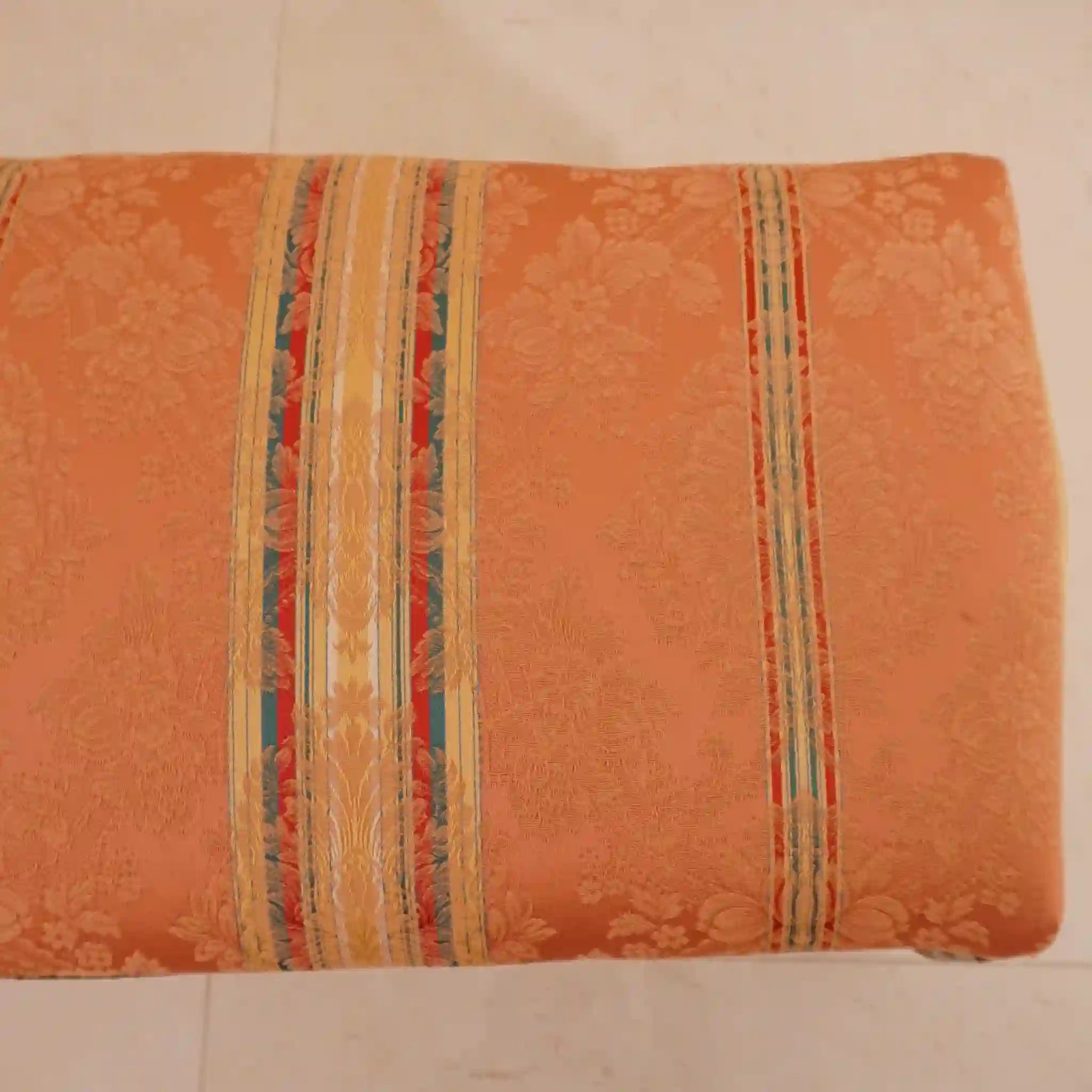 [Antique] Footstool with floral pattern
