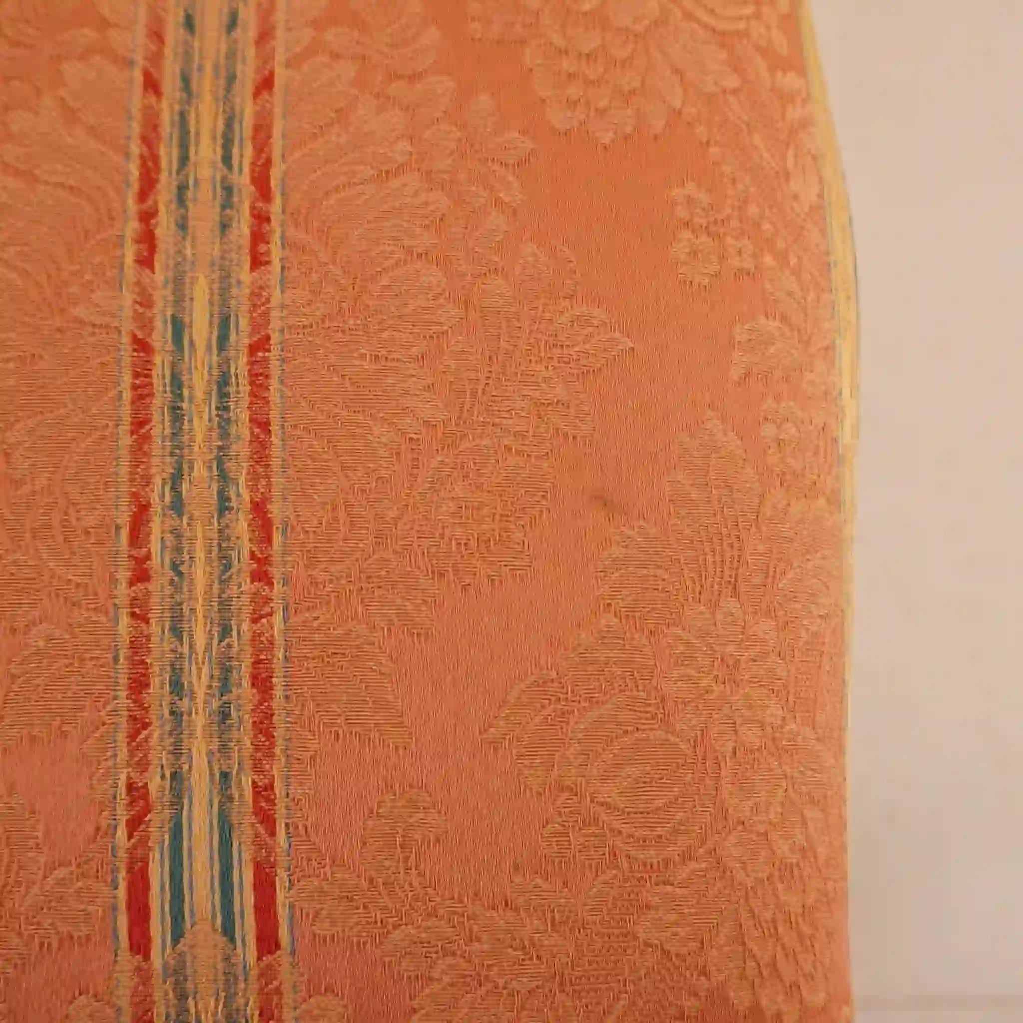 [Antique] Footstool with floral pattern