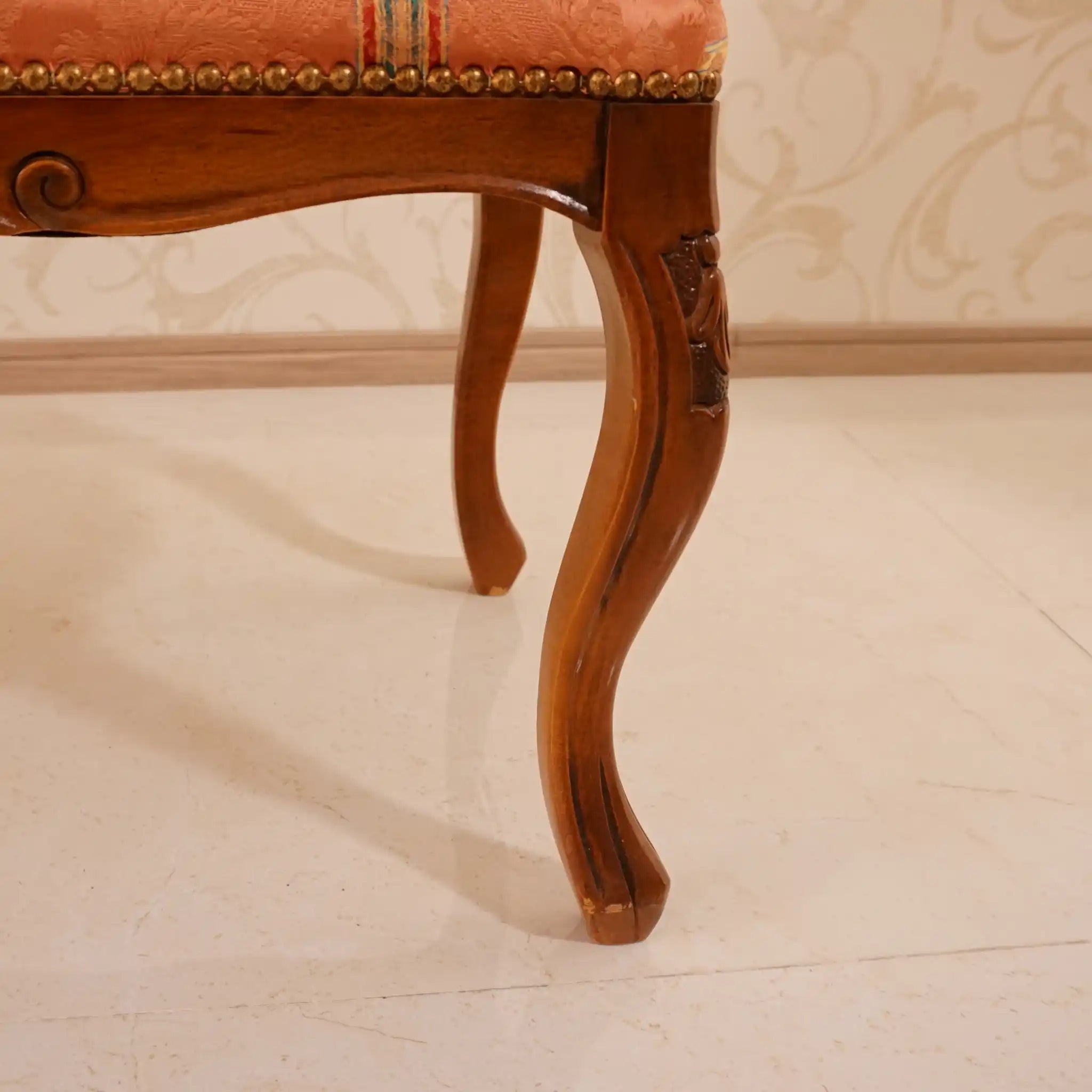 [Antique] Footstool with floral pattern
