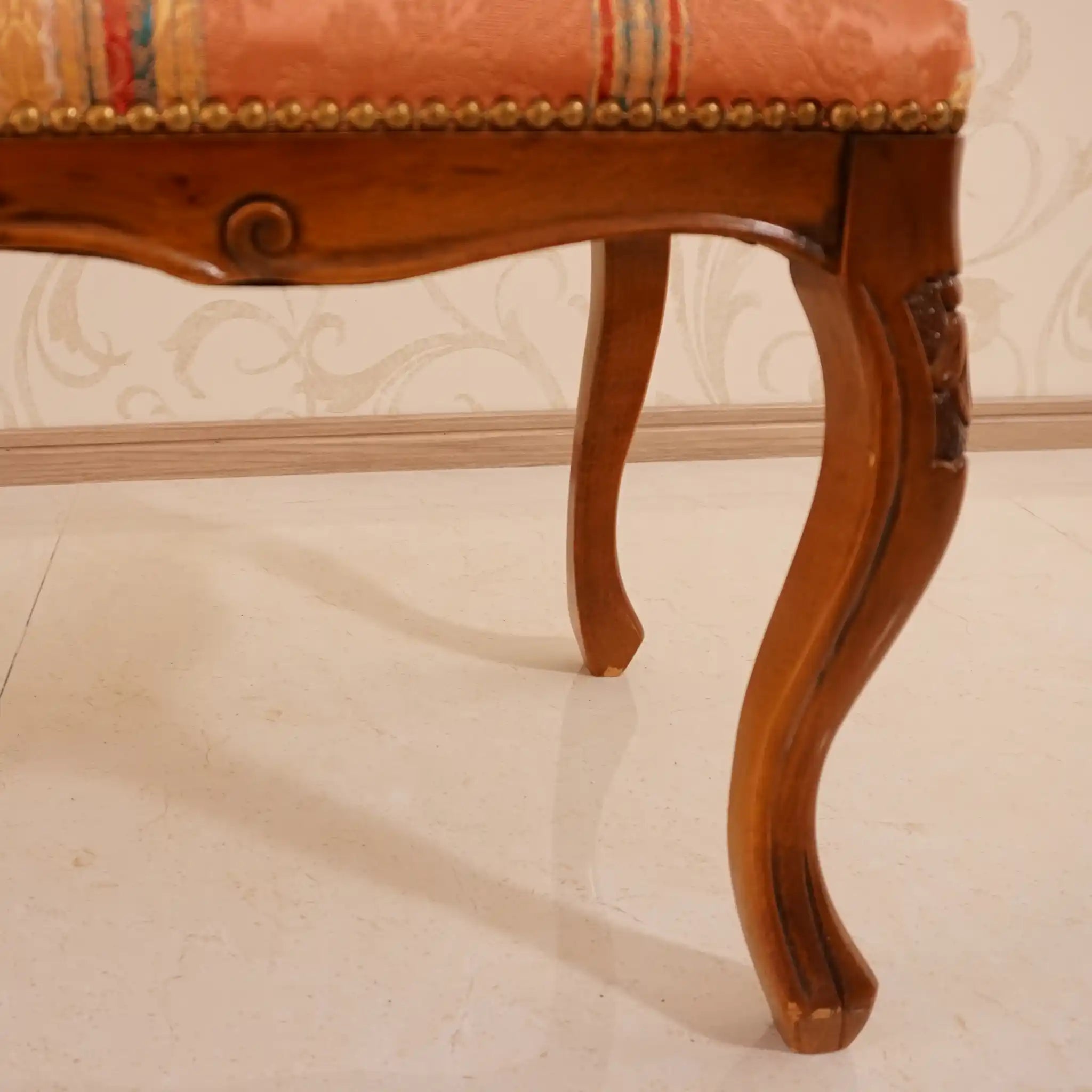 [Antique] Footstool with floral pattern