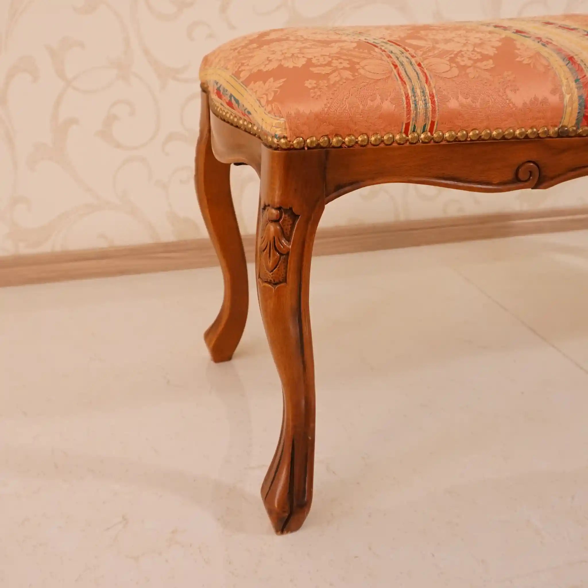 [Antique] Footstool with floral pattern