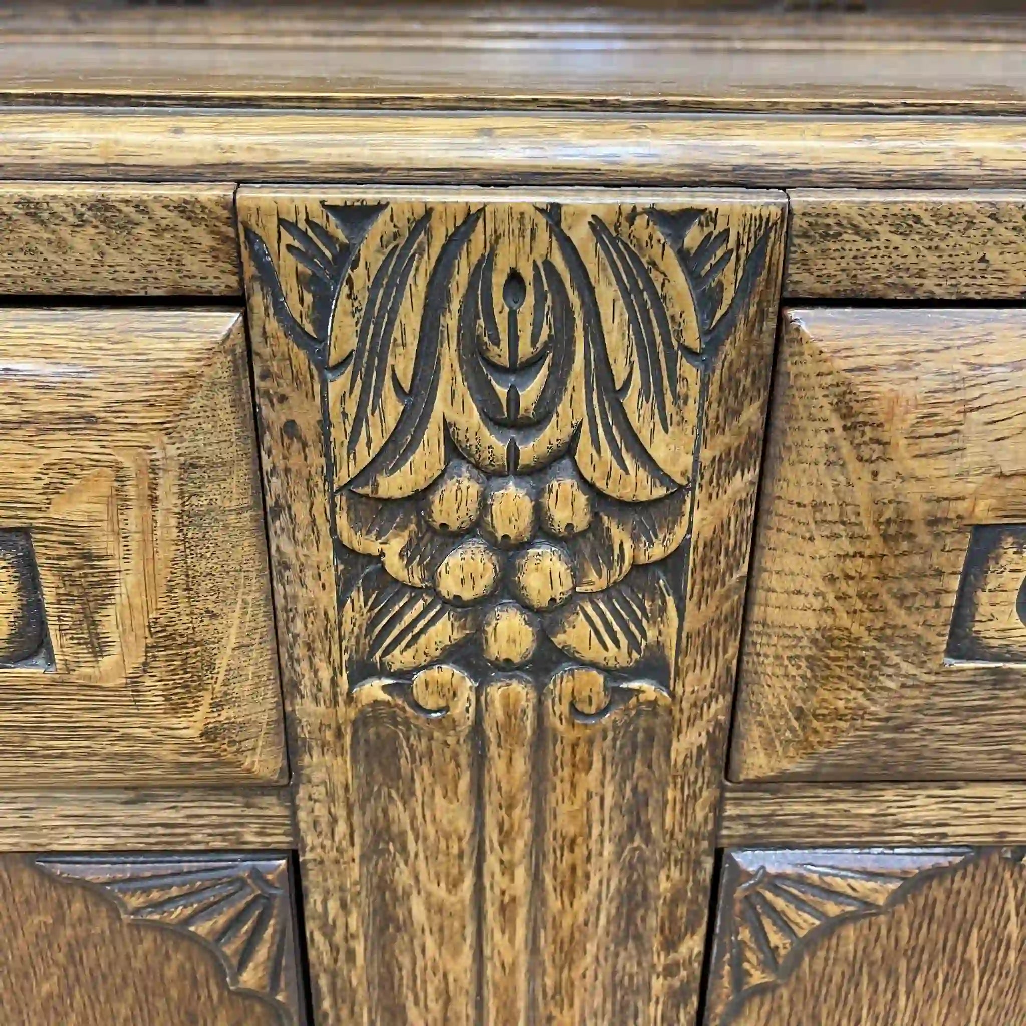 [Antique] Sideboard / Victorian style / Early 20th century (estimated) / Oak / England