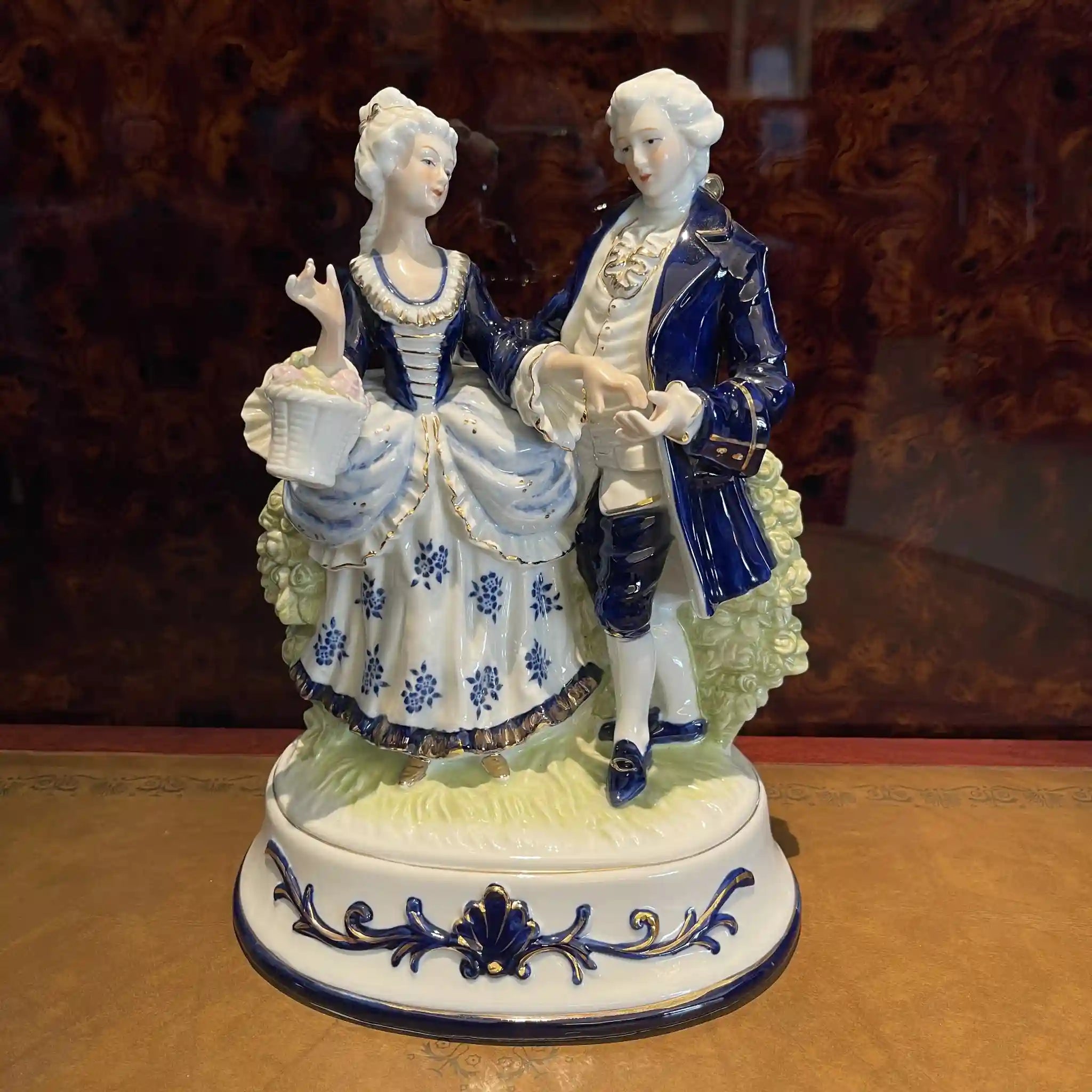 マイセン フィギュリン マイセン(Meissen)フィギュリン『薔薇を持つ
