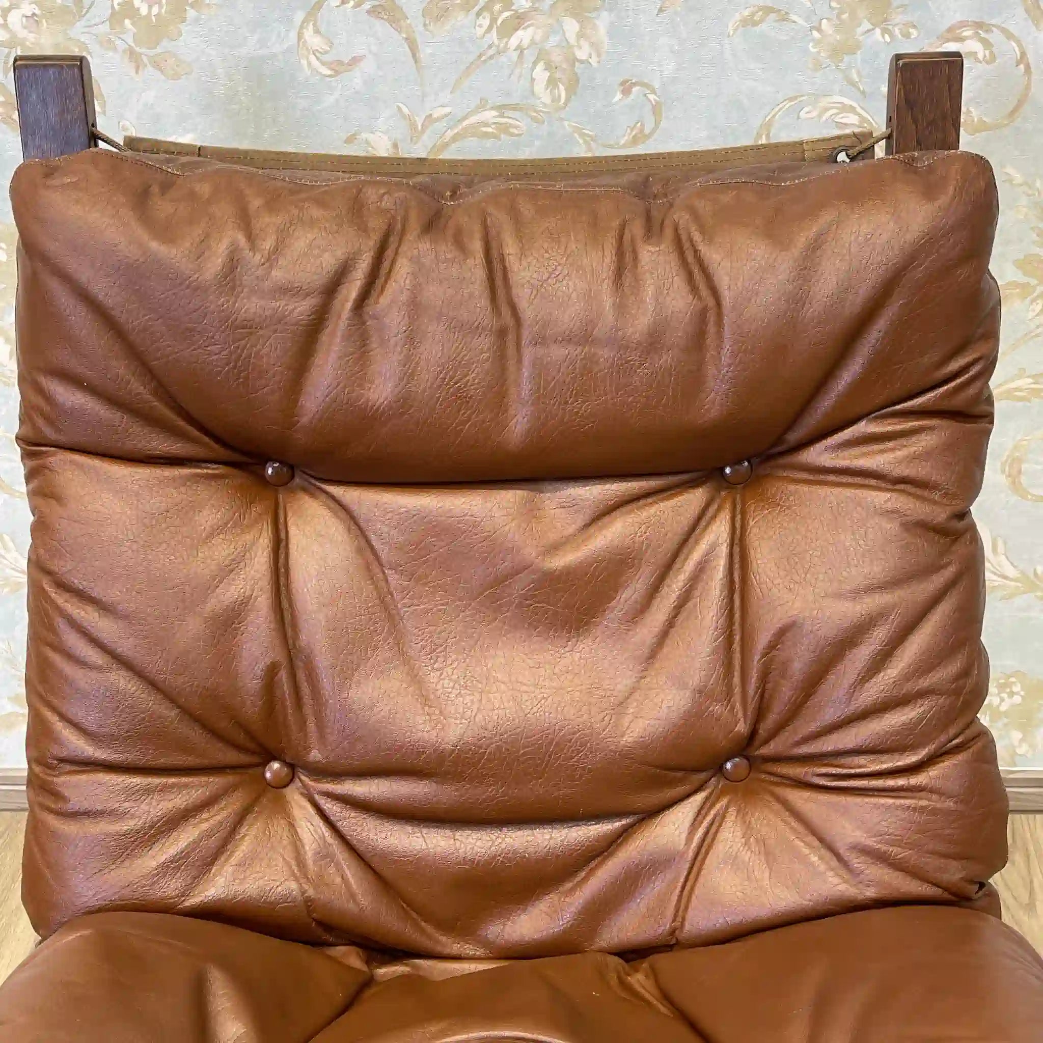 [Vintage] Lounge chair / westnofa furniture / 1960-1970s (estimated) / Genuine leather / Norway / Canvas suspension, button tufted leather