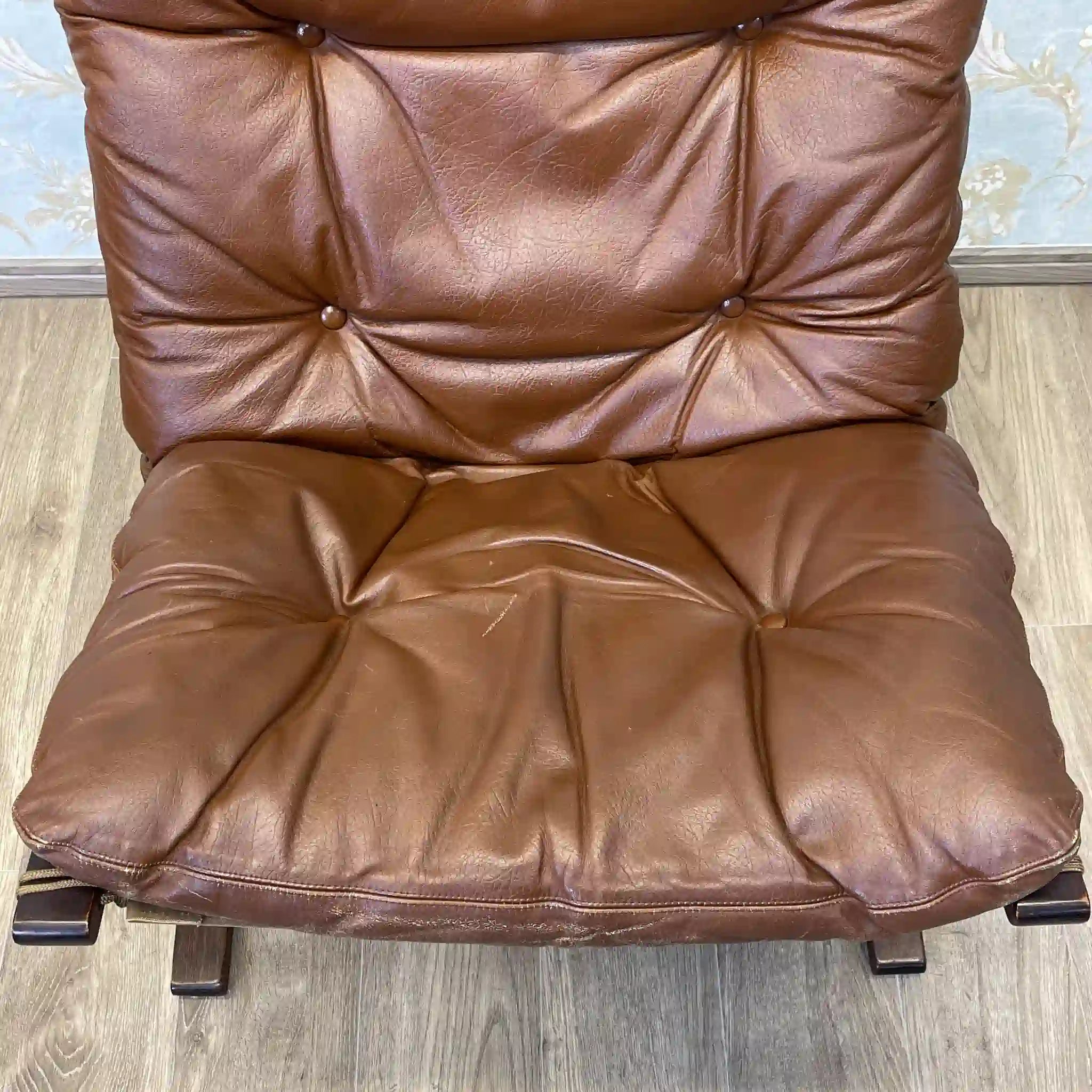 [Vintage] Lounge chair / westnofa furniture / 1960-1970s (estimated) / Genuine leather / Norway / Canvas suspension, button tufted leather