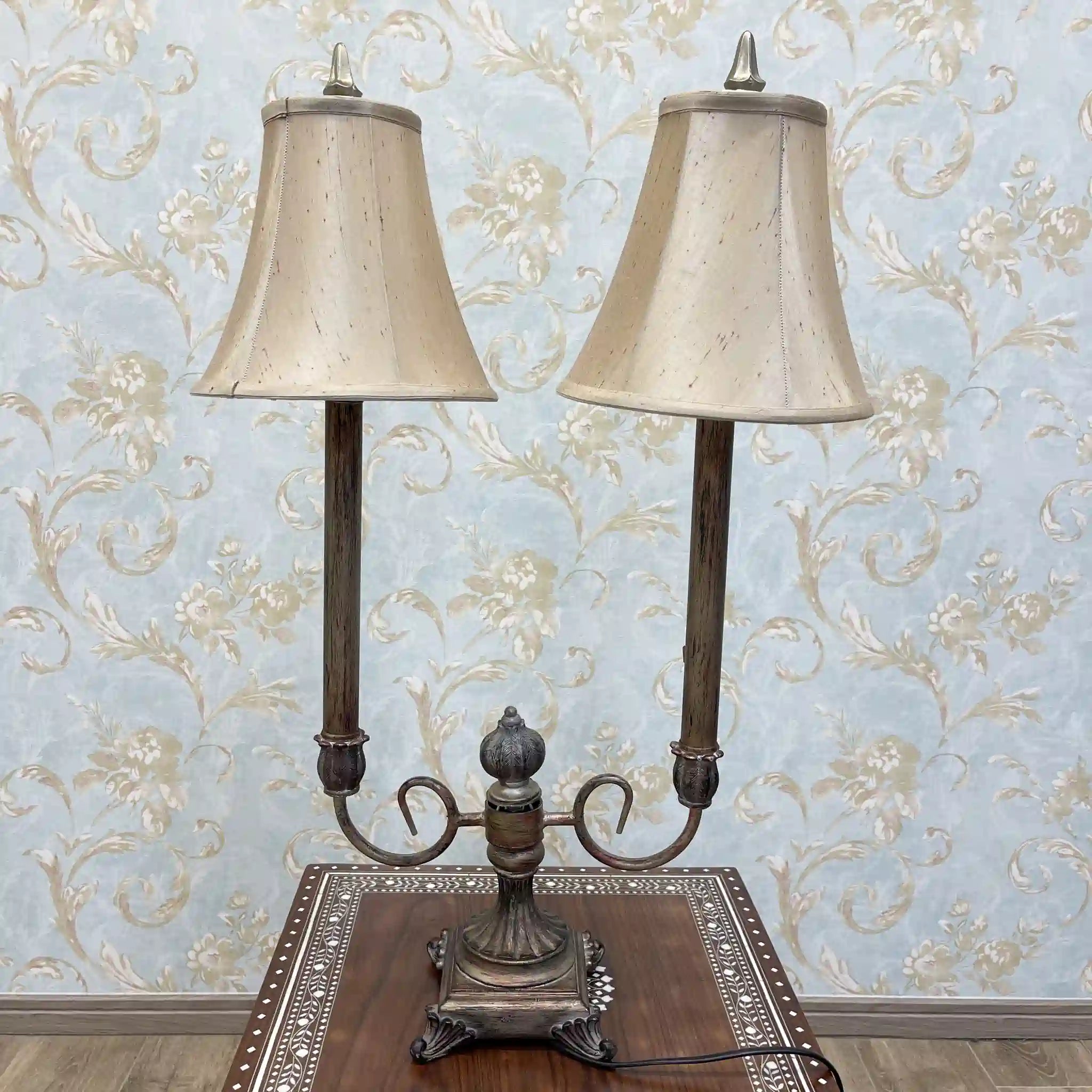 【リユース】 アンティーク調テーブルランプ / 鋳物 / 中国 / イギリス市場向け製品、ヴィクトリアン様式, アカンサス装飾