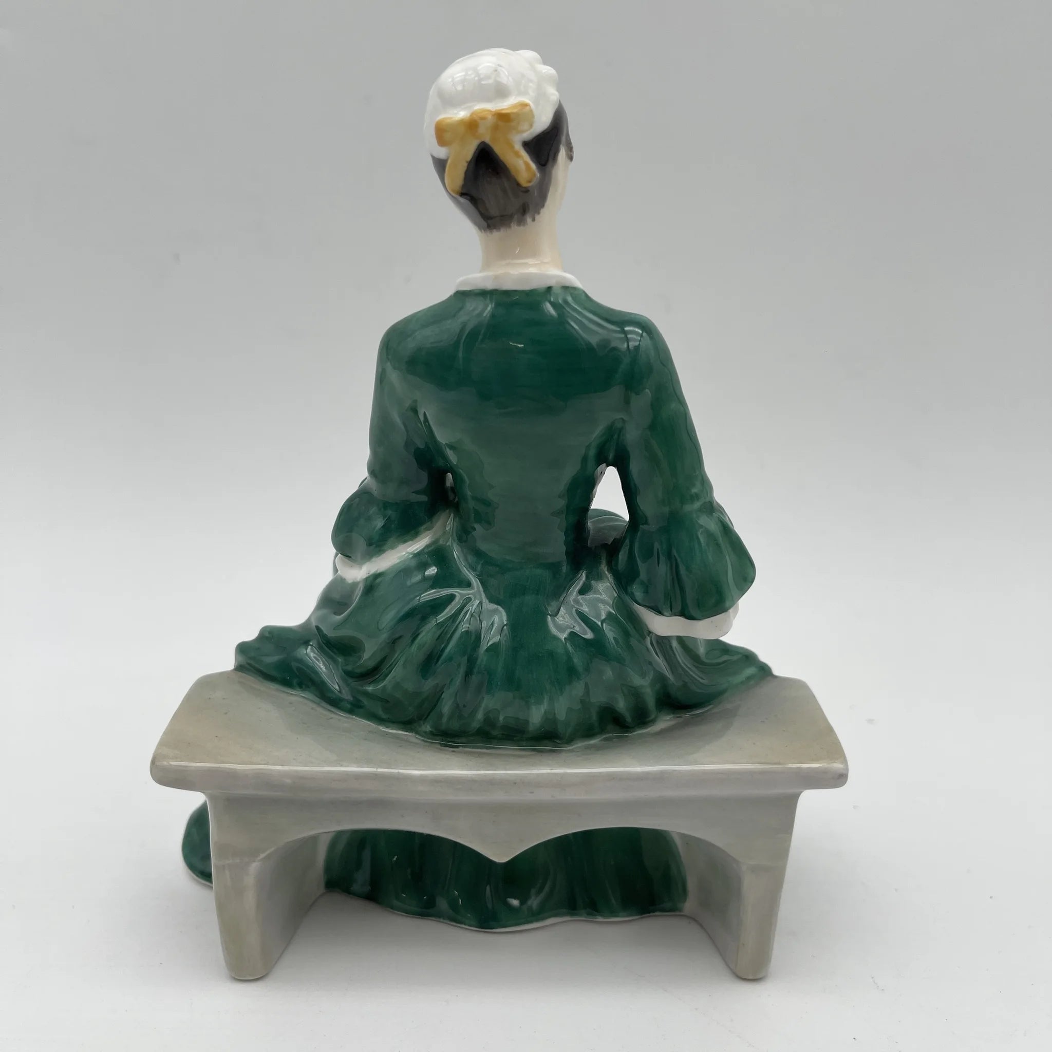 [Vintage] Figurine (Ceramic Doll) / Royal Doulton / A Lady from Williamsburg / Estimated 1960-1980s / Bone China / England / Hand Painted