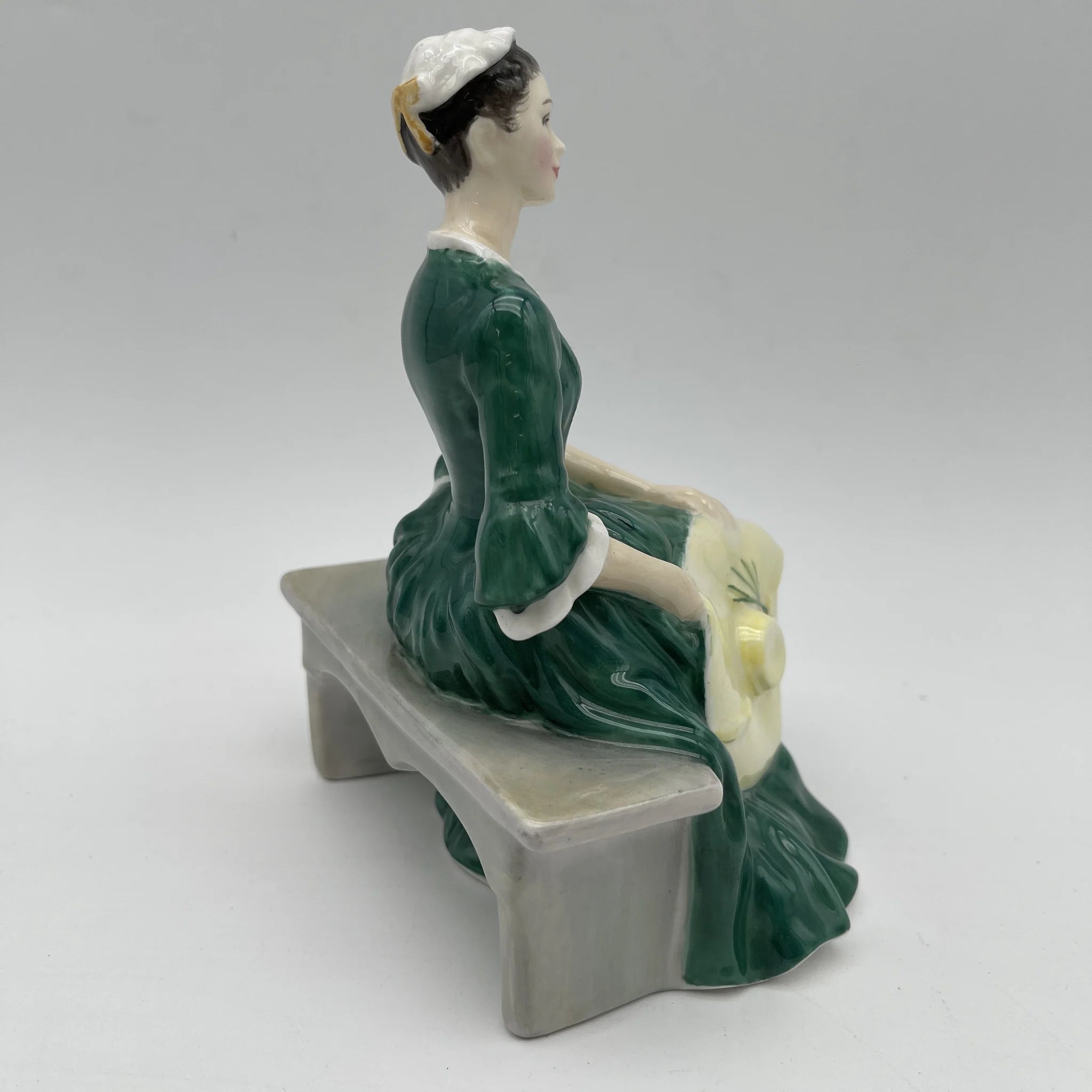 [Vintage] Figurine (Ceramic Doll) / Royal Doulton / A Lady from Williamsburg / Estimated 1960-1980s / Bone China / England / Hand Painted