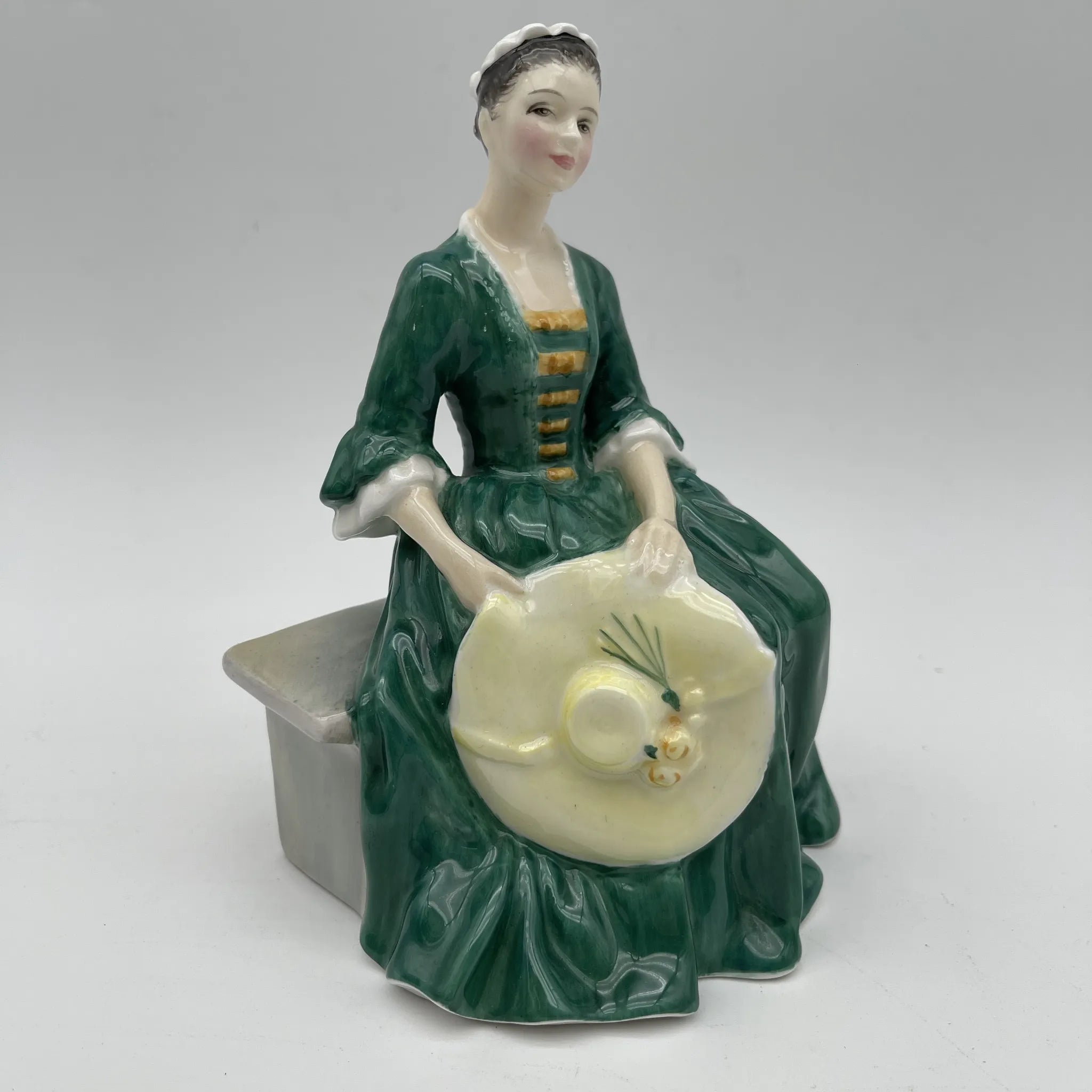 [Vintage] Figurine (Ceramic Doll) / Royal Doulton / A Lady from Williamsburg / Estimated 1960-1980s / Bone China / England / Hand Painted