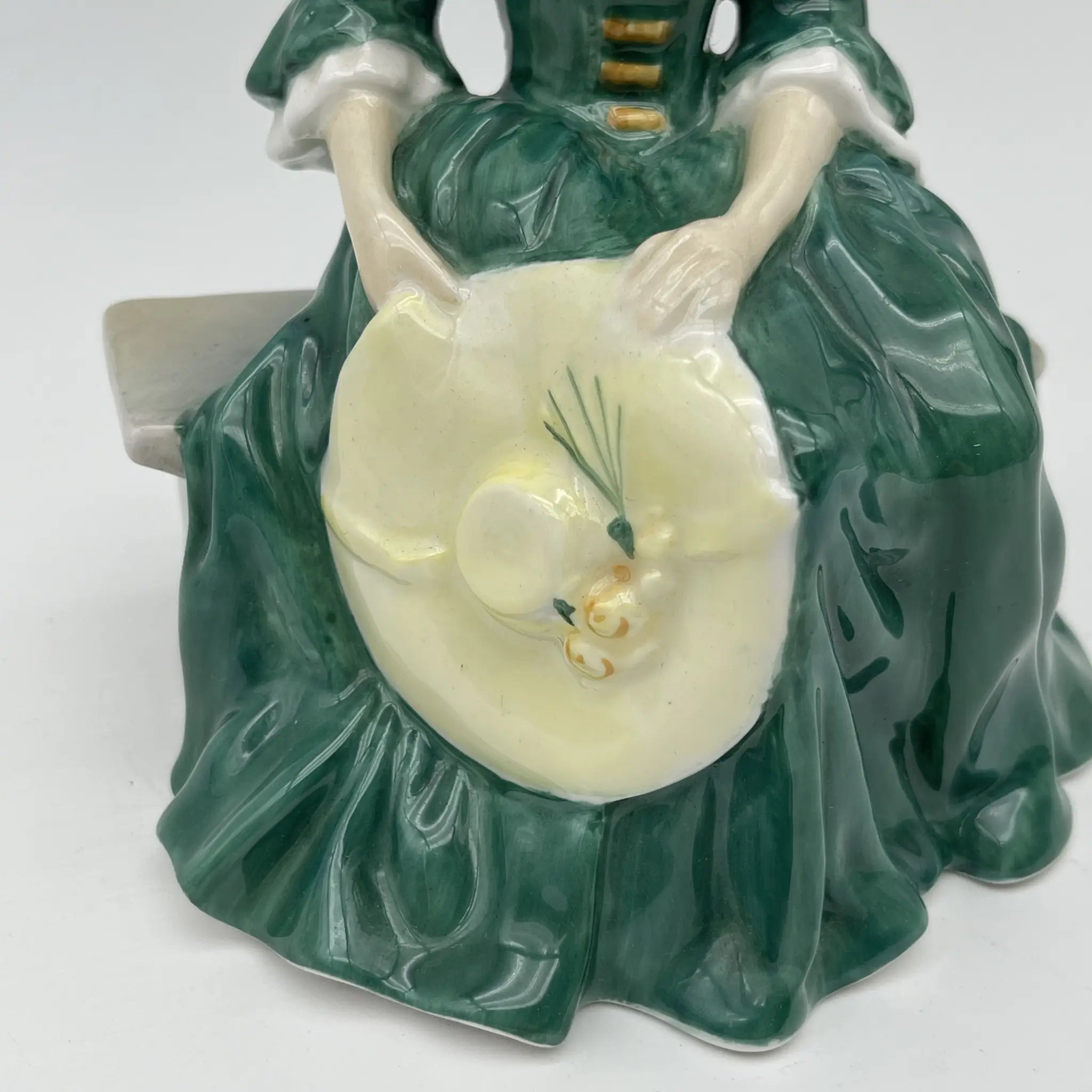 [Vintage] Figurine (Ceramic Doll) / Royal Doulton / A Lady from Williamsburg / Estimated 1960-1980s / Bone China / England / Hand Painted