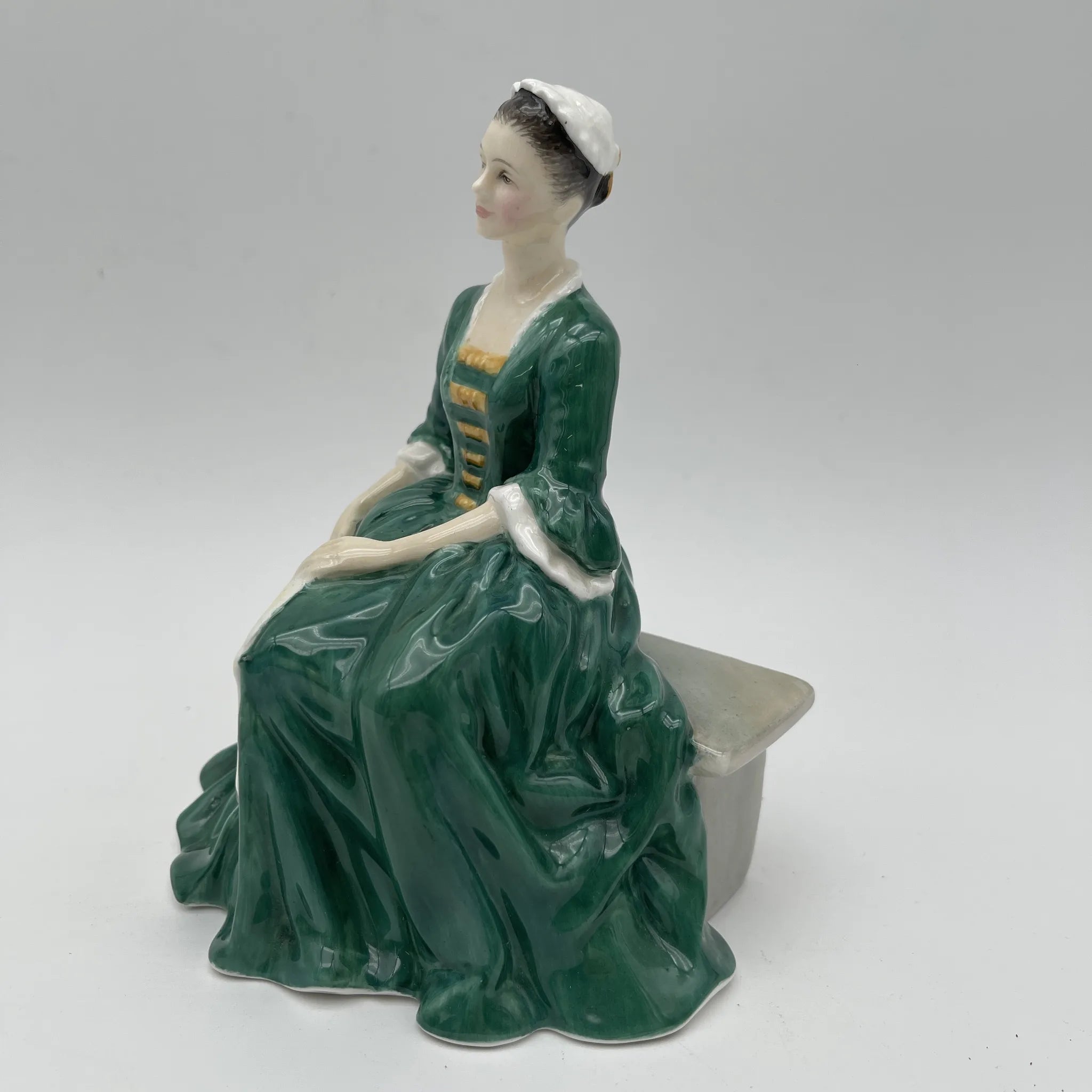【ビンテージ】 フィギュリン (陶磁器人形) / Royal Doulton (ロイヤルドルトン) / A Lady from Williamsburg / 推定1960-1980年代 / Bone China / イギリス / ハンドペイント